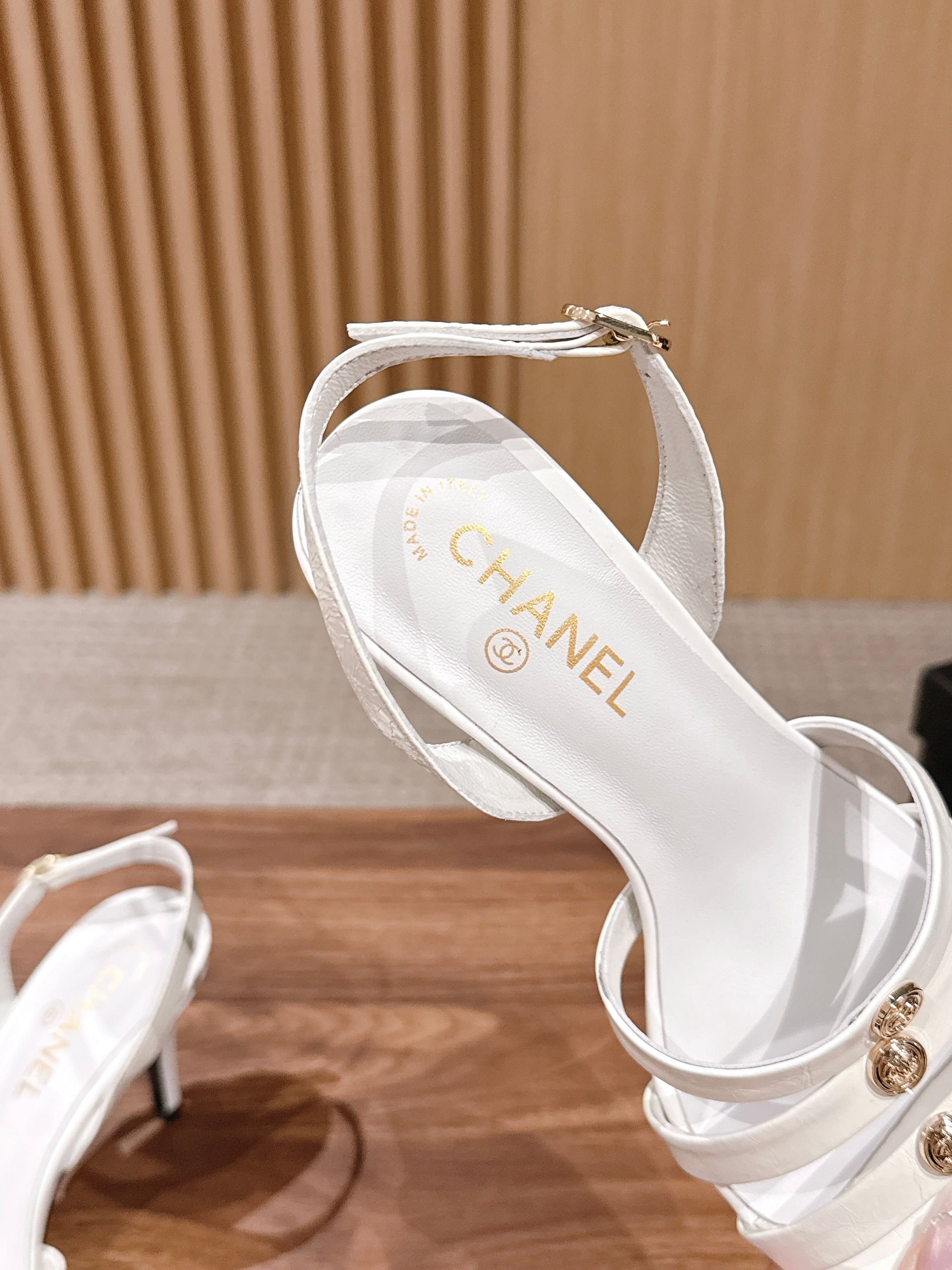 CC 26SS Sandal With Stud 8.5cm White Elephant Leather 692562