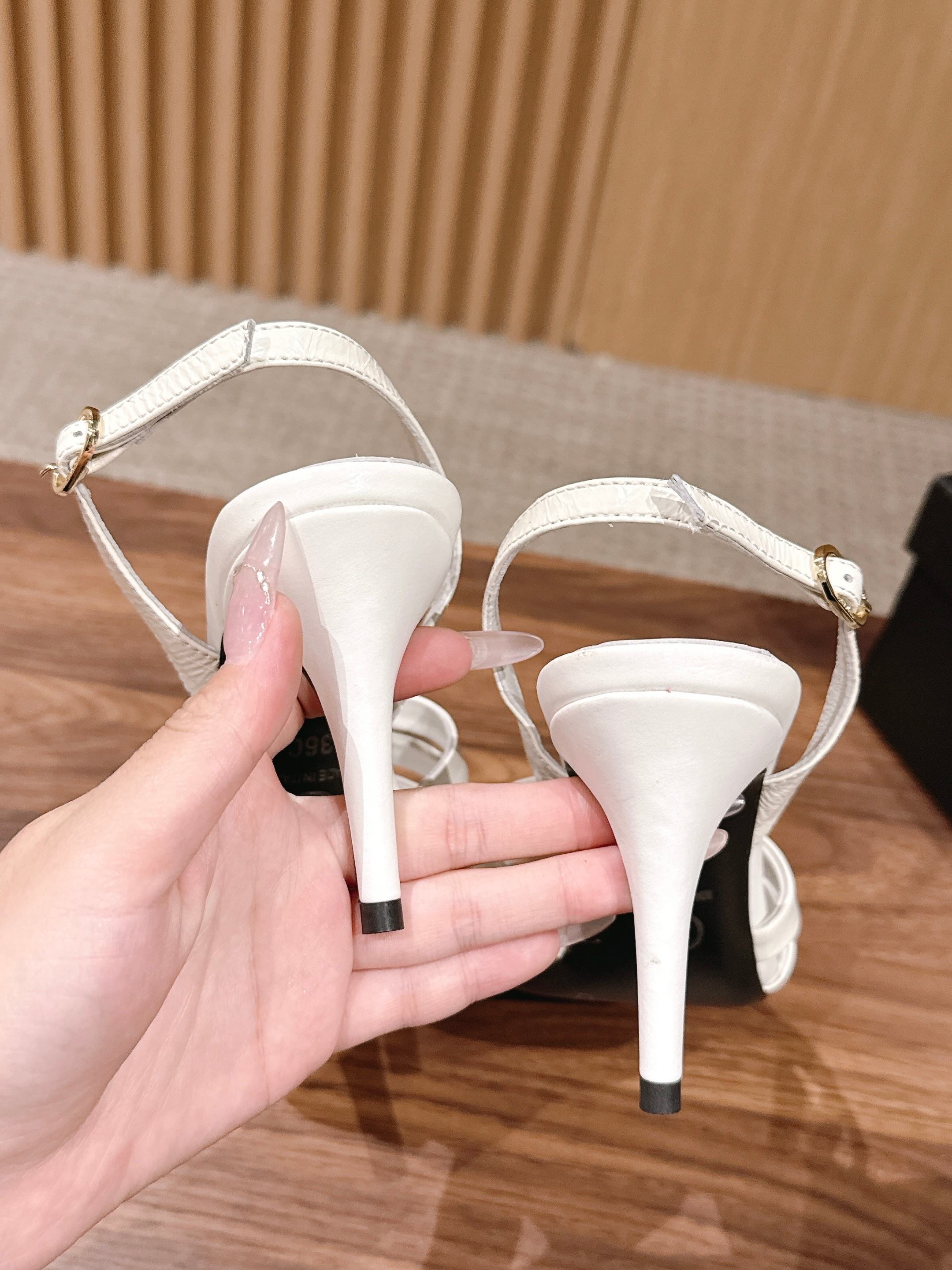 CC 26SS Sandal With Stud 8.5cm White Elephant Leather 692562