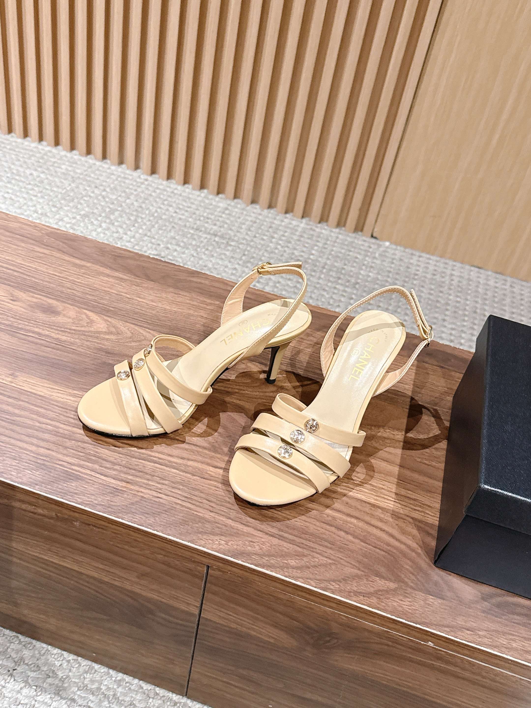 CC 26SS Sandal With Stud 8.5cm Beige Elephant Leather 692563