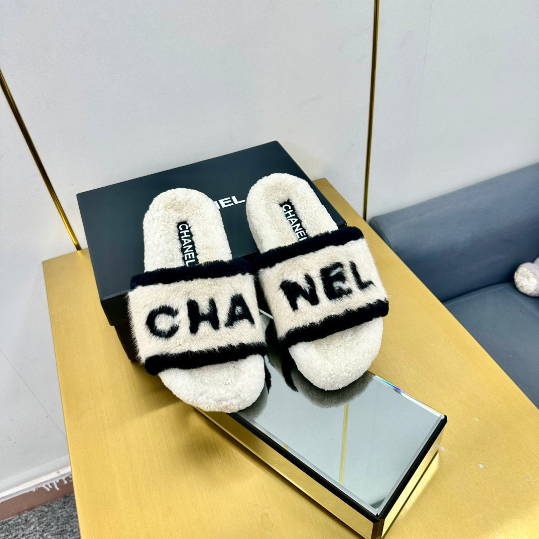 CC 26s Sandals White Black Shearling 139997