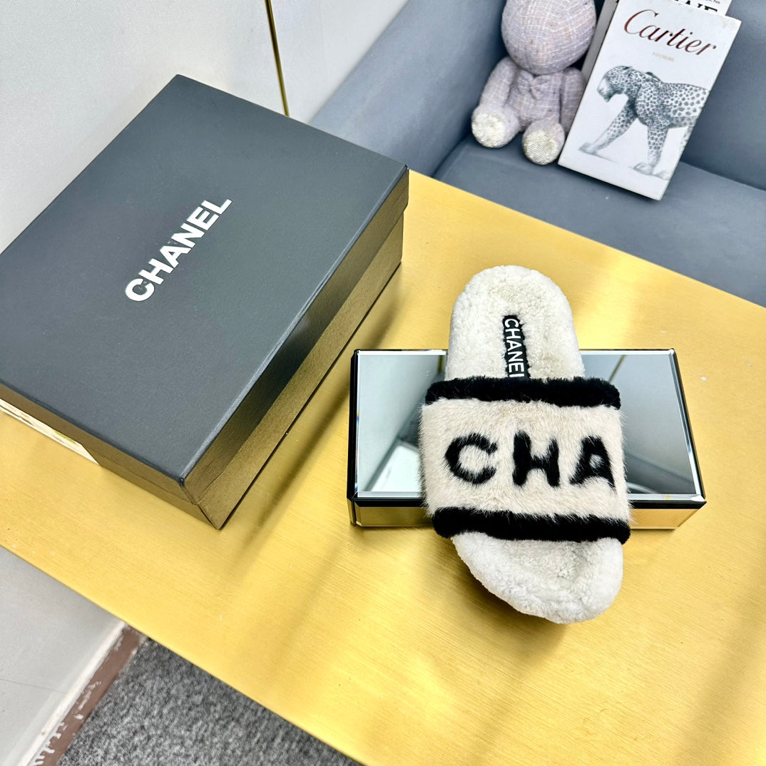 CC 26s Sandals White Black Shearling 139997