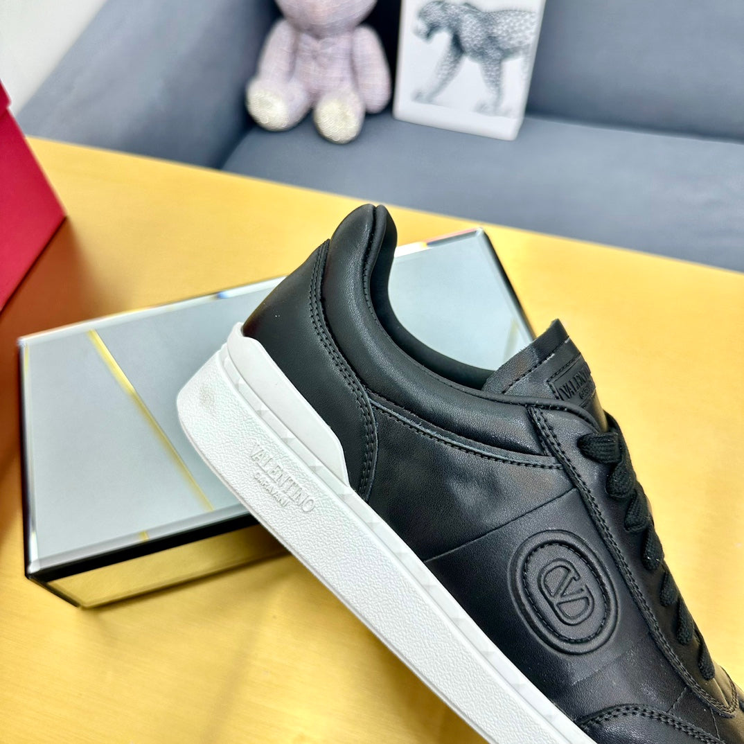 VT 26s Upvillage Sneakers Black White Leather 927021