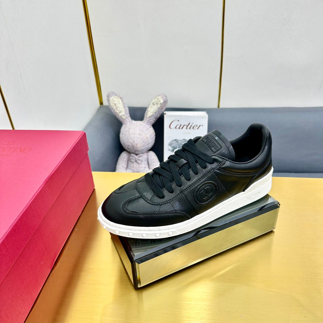 VT 26s Upvillage Sneakers Black White Leather 927021