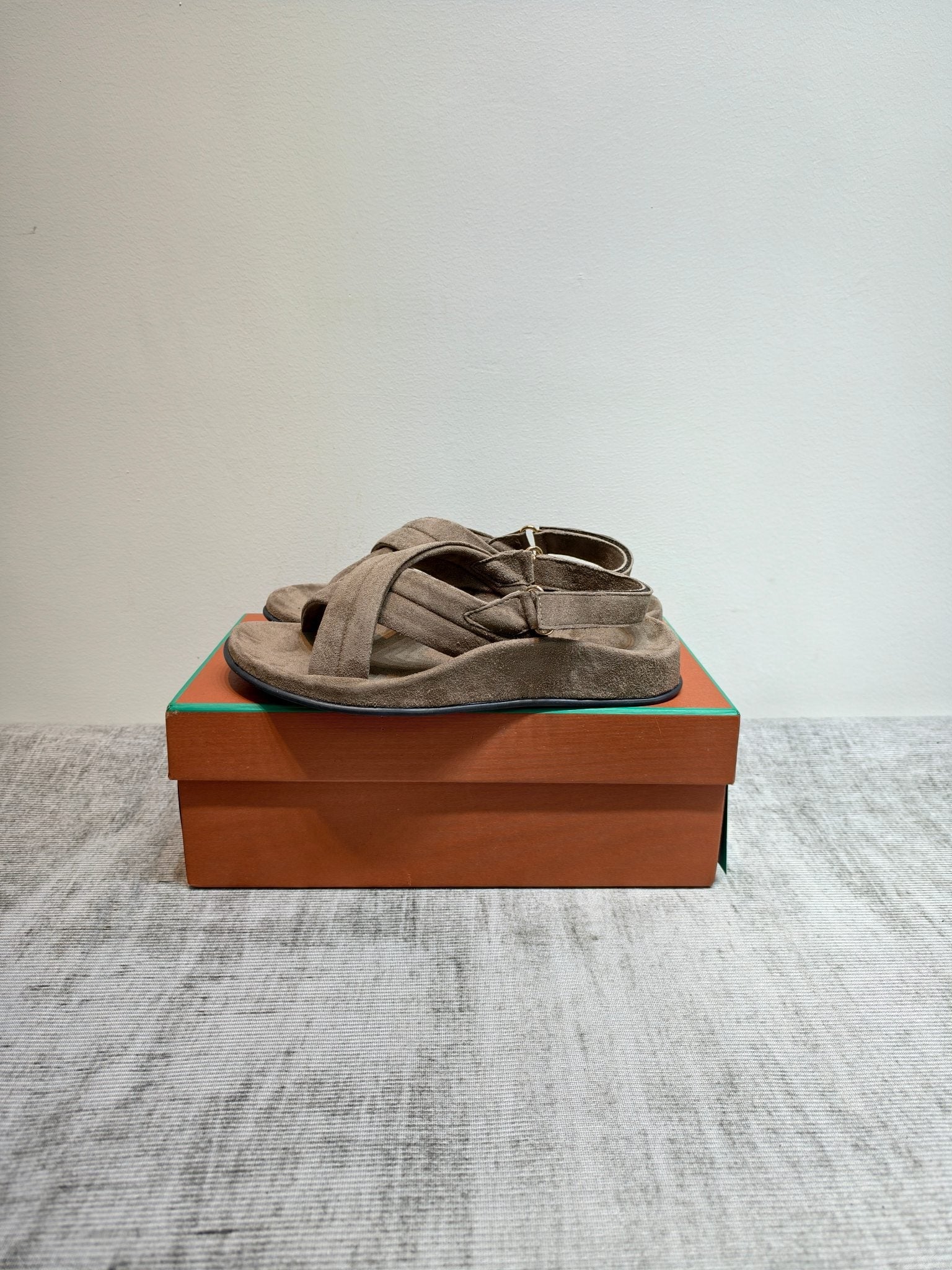 LP 26s Hector Sandal Taupe Suede 864862
