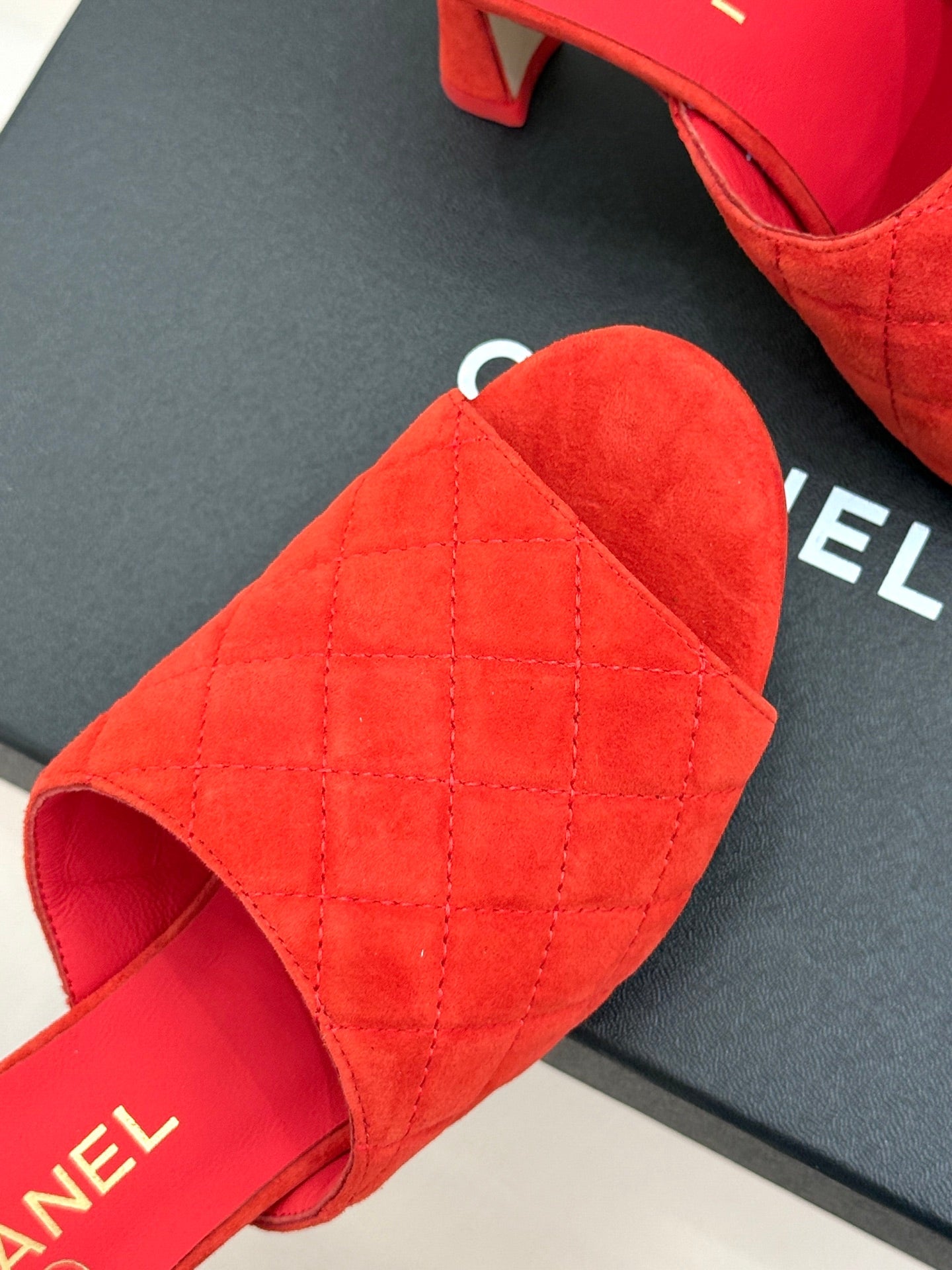 CC 26s High-Heeled Sandals Red Diamond-Patterned Suede 920296