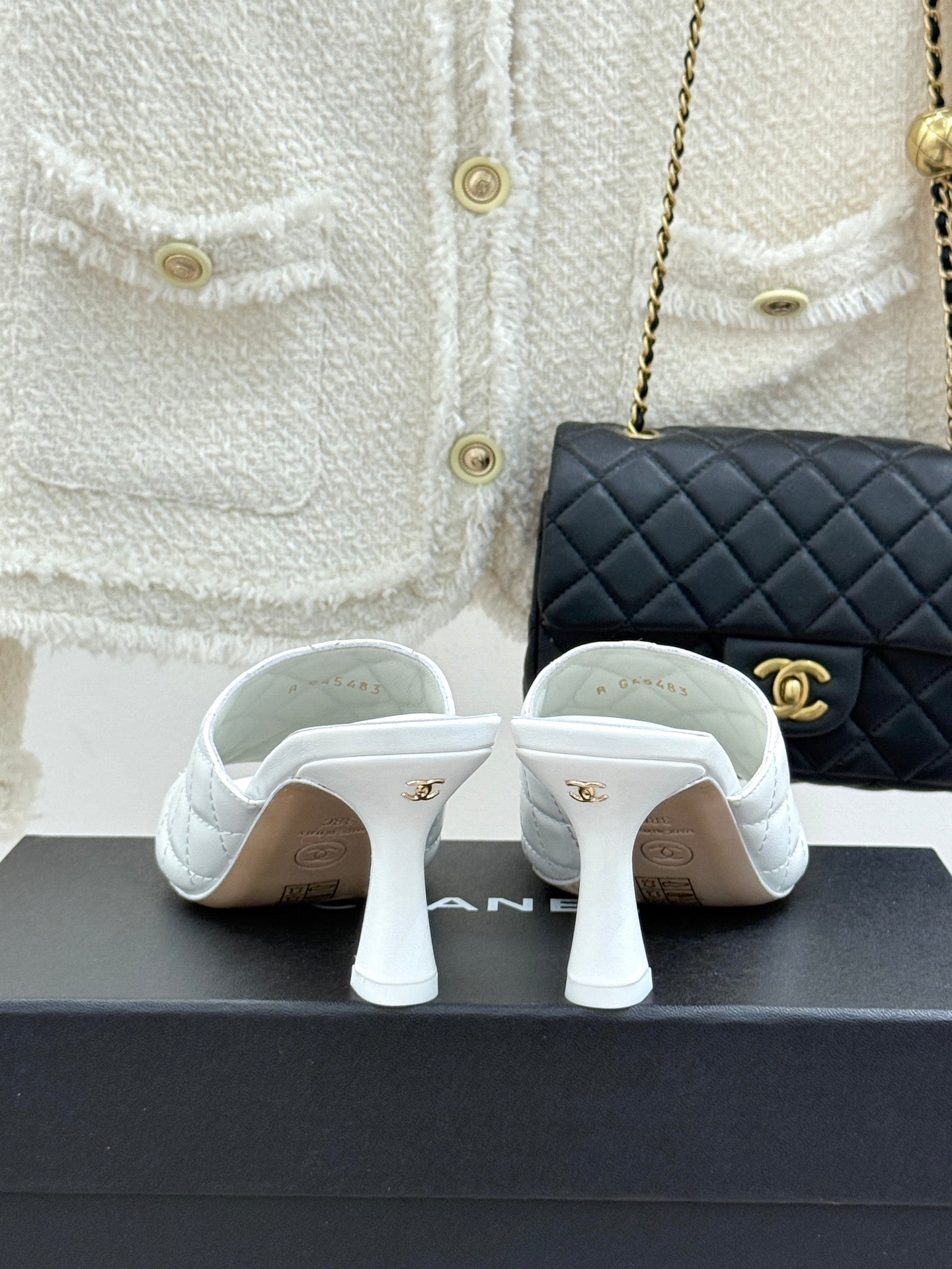 CC 26s High-Heeled Sandals White Diamond-Patterned Leather 920300