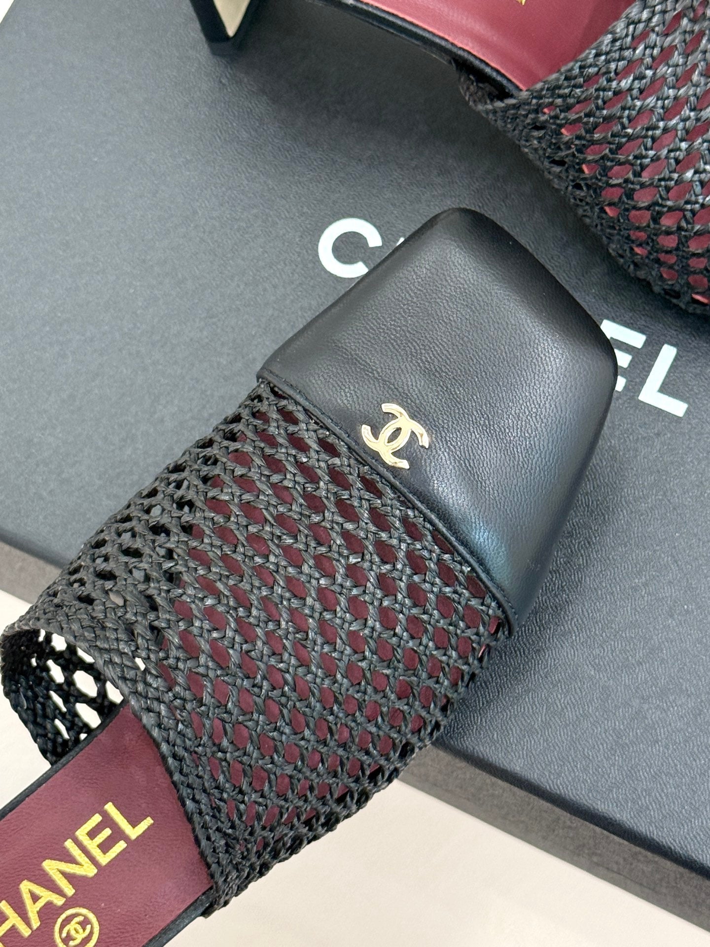 CC 26s Square-Toe Sandals Black Distinct Woven 887977