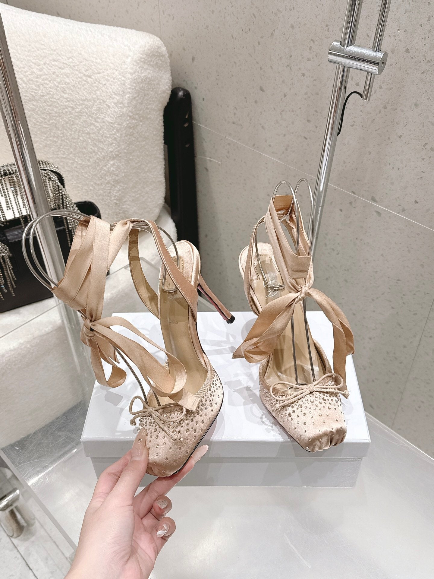 CL Cassia Lace Up Pumps Diamond-Embellished 10.5 Beige Satin 610821