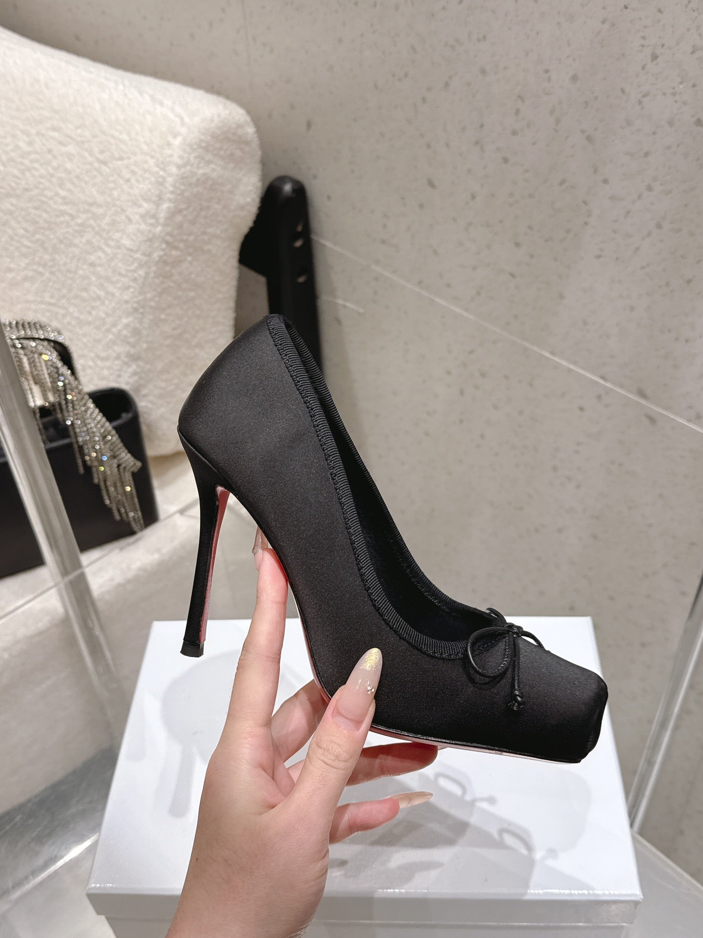 CL Cassia Nodo Pumps 10.5 Black Satin 610825