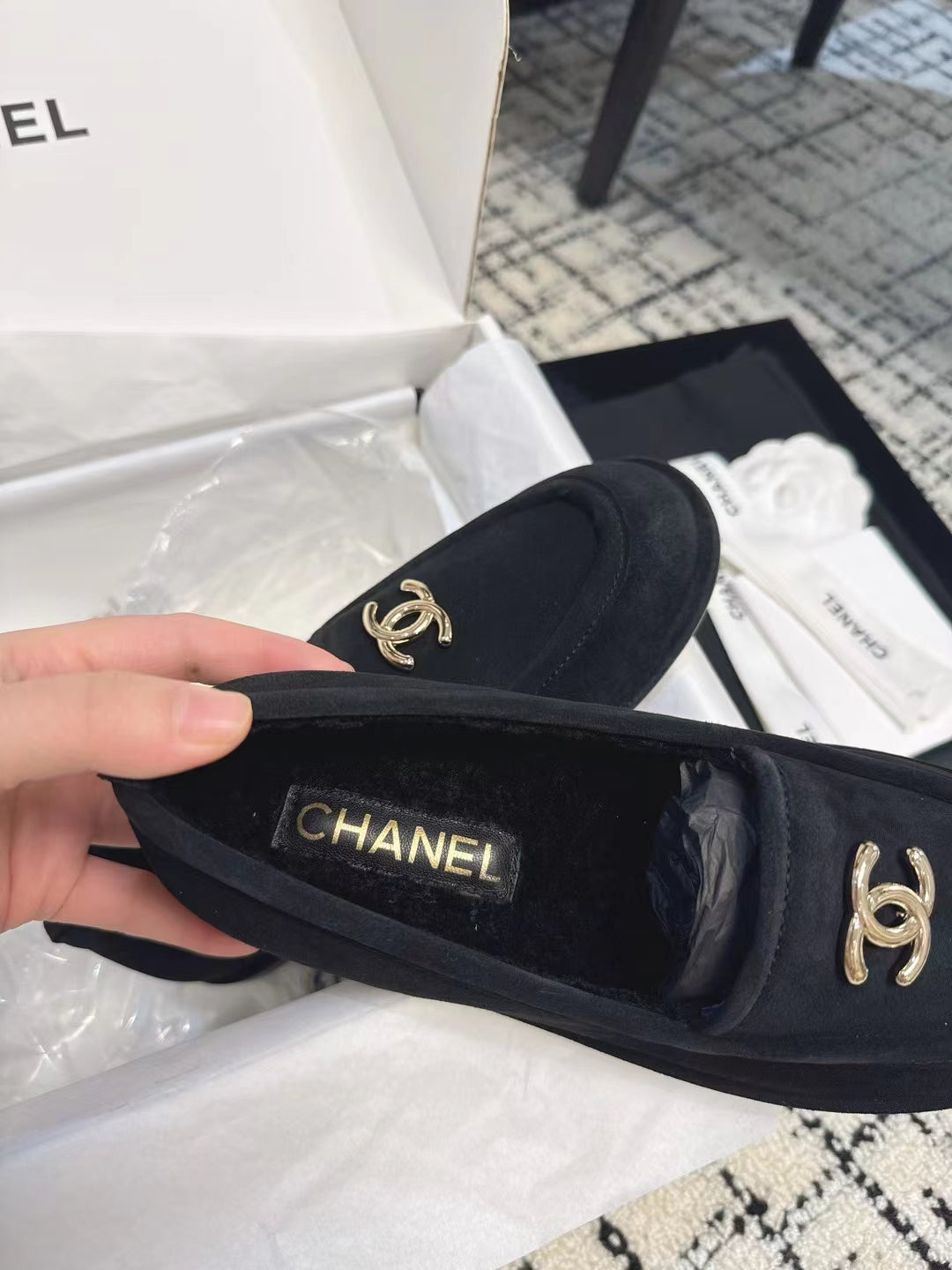 CC 26S Turnlock Loafers 1.5cm Black Suede Shearling 118142