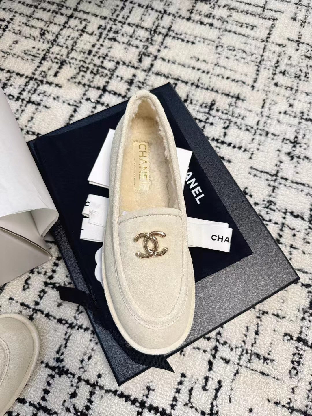 CC 26S Turnlock Loafers 1.5cm Off White Suede Shearling 118140