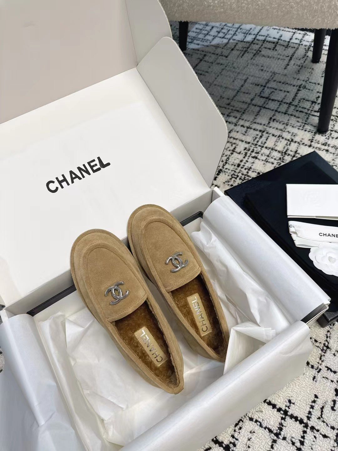 CC 26S Turnlock Loafers 1.5cm Tan Suede Shearling 118141