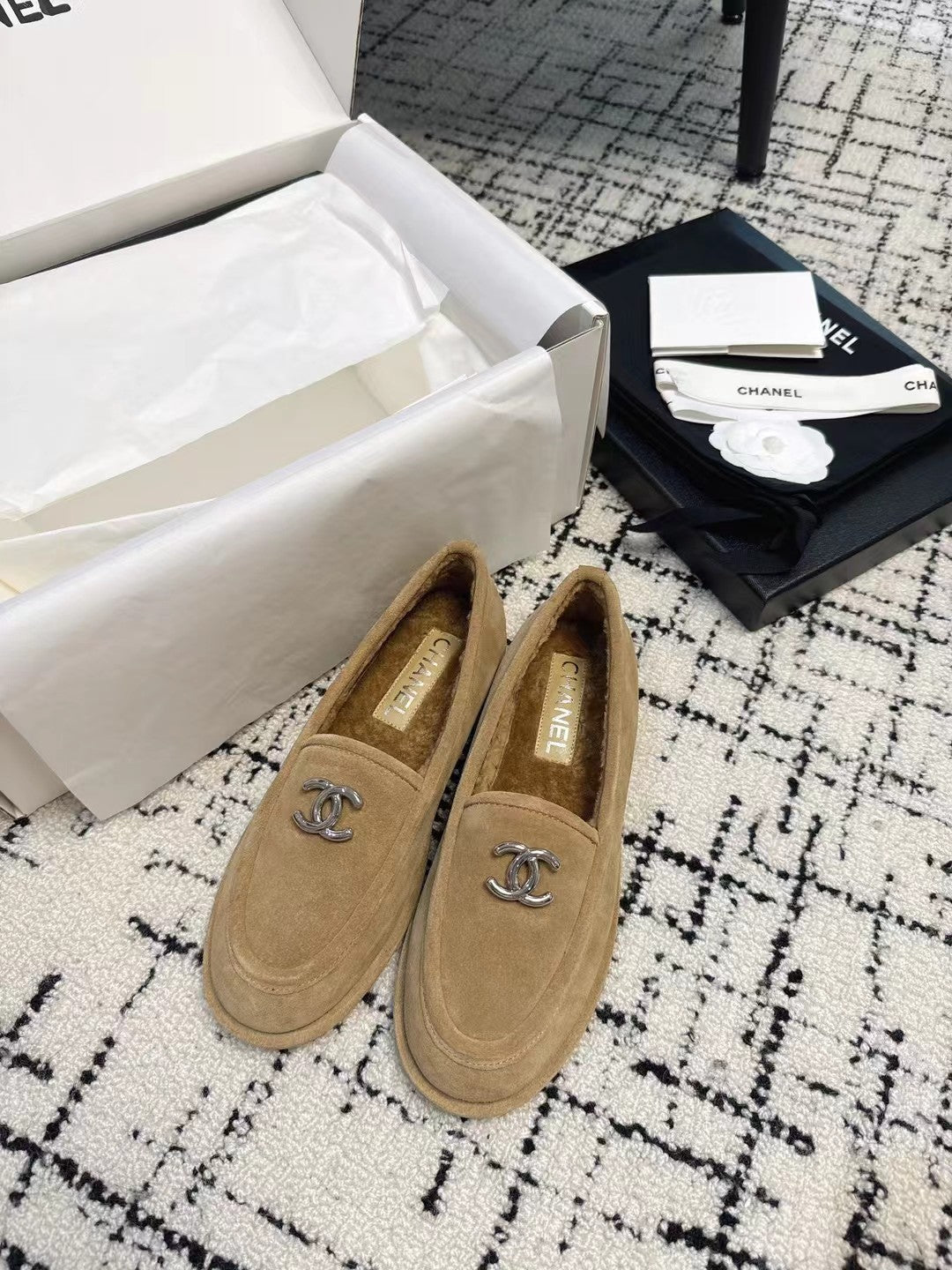 CC 26S Turnlock Loafers 1.5cm Tan Suede Shearling 118141