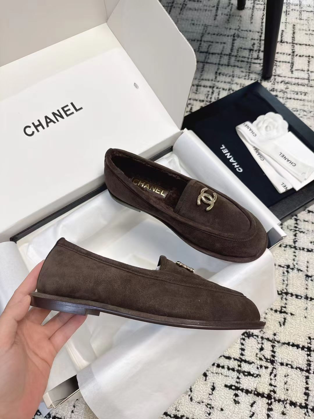 CC 26S Turnlock Loafers 1.5cm Dark Brown Suede Shearling 118143
