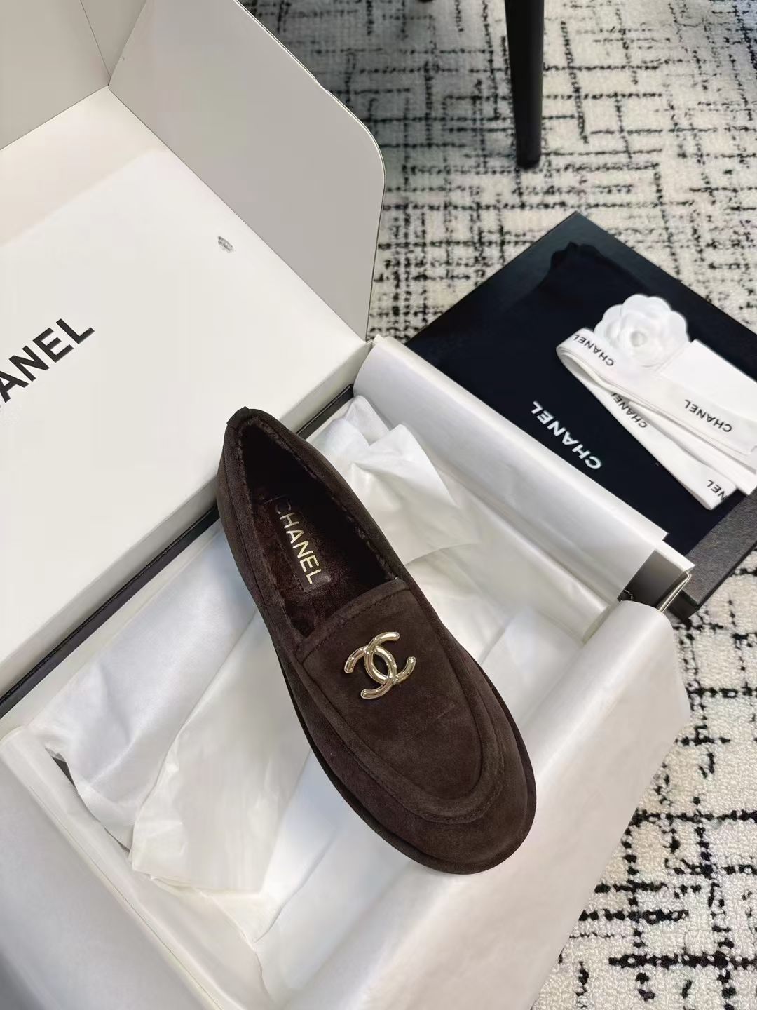 CC 26S Turnlock Loafers 1.5cm Dark Brown Suede Shearling 118143