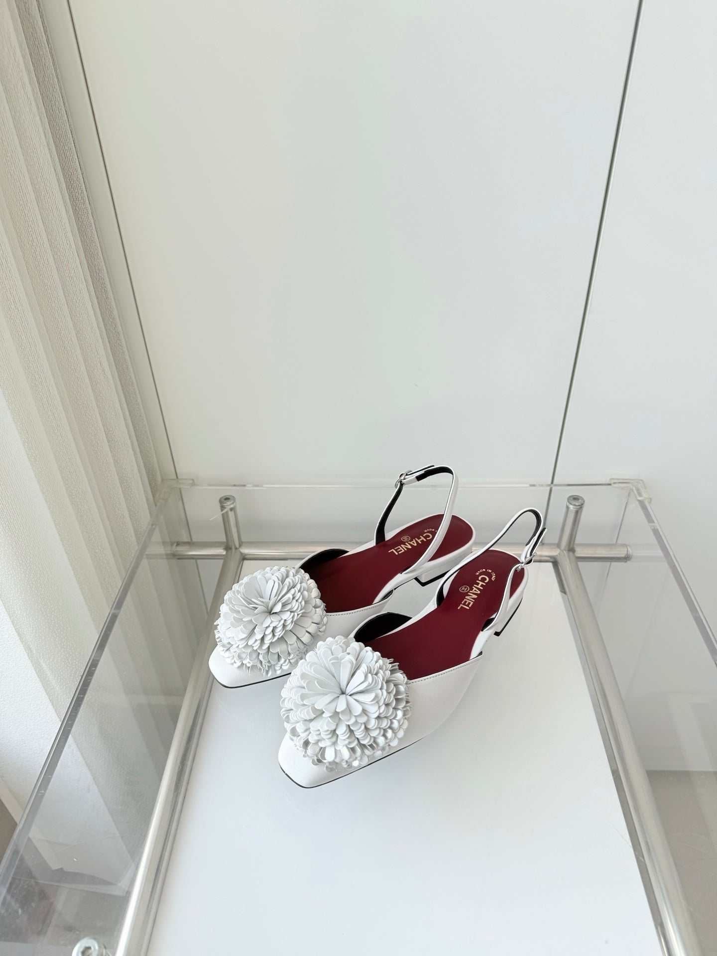 CC 26s Slingback 1.5cm Camellia Flower White Sheepskin 597408