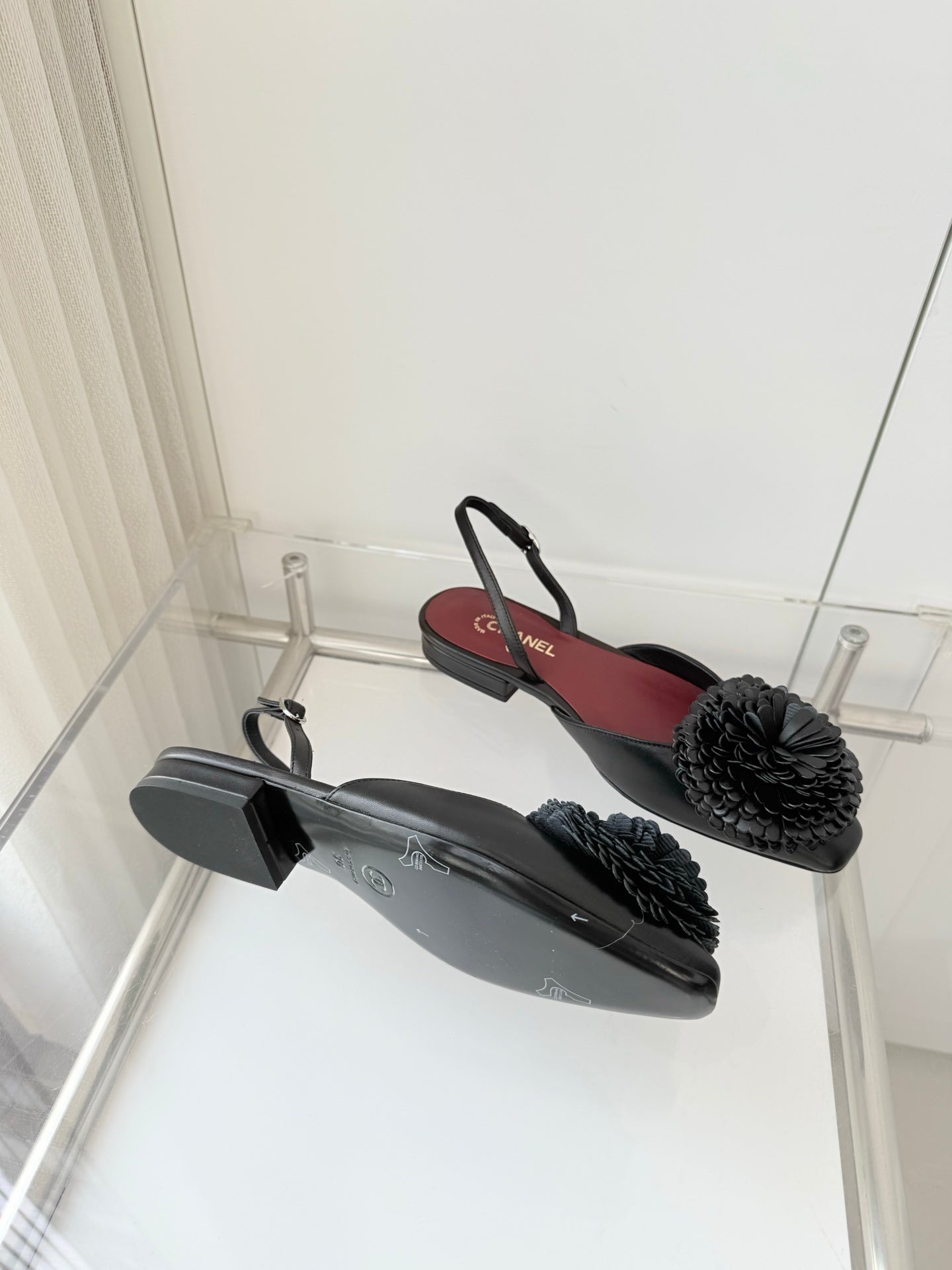 CC 26s Slingback 1.5cm Camellia Flower Black Sheepskin 597410