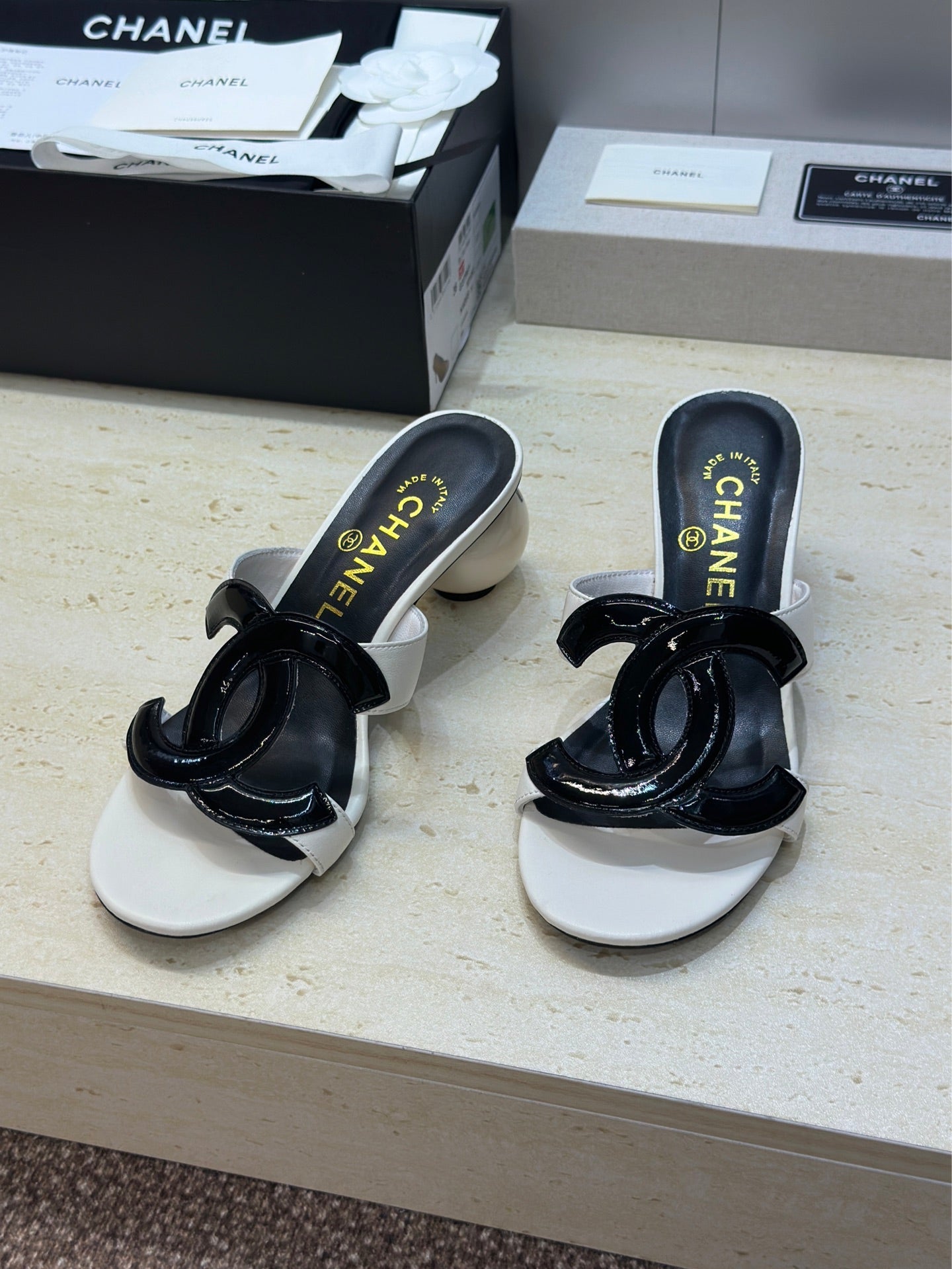 CC 26s Round Toe Open Toe Cutout Sandals 7cm Black White Leather Suede 761934