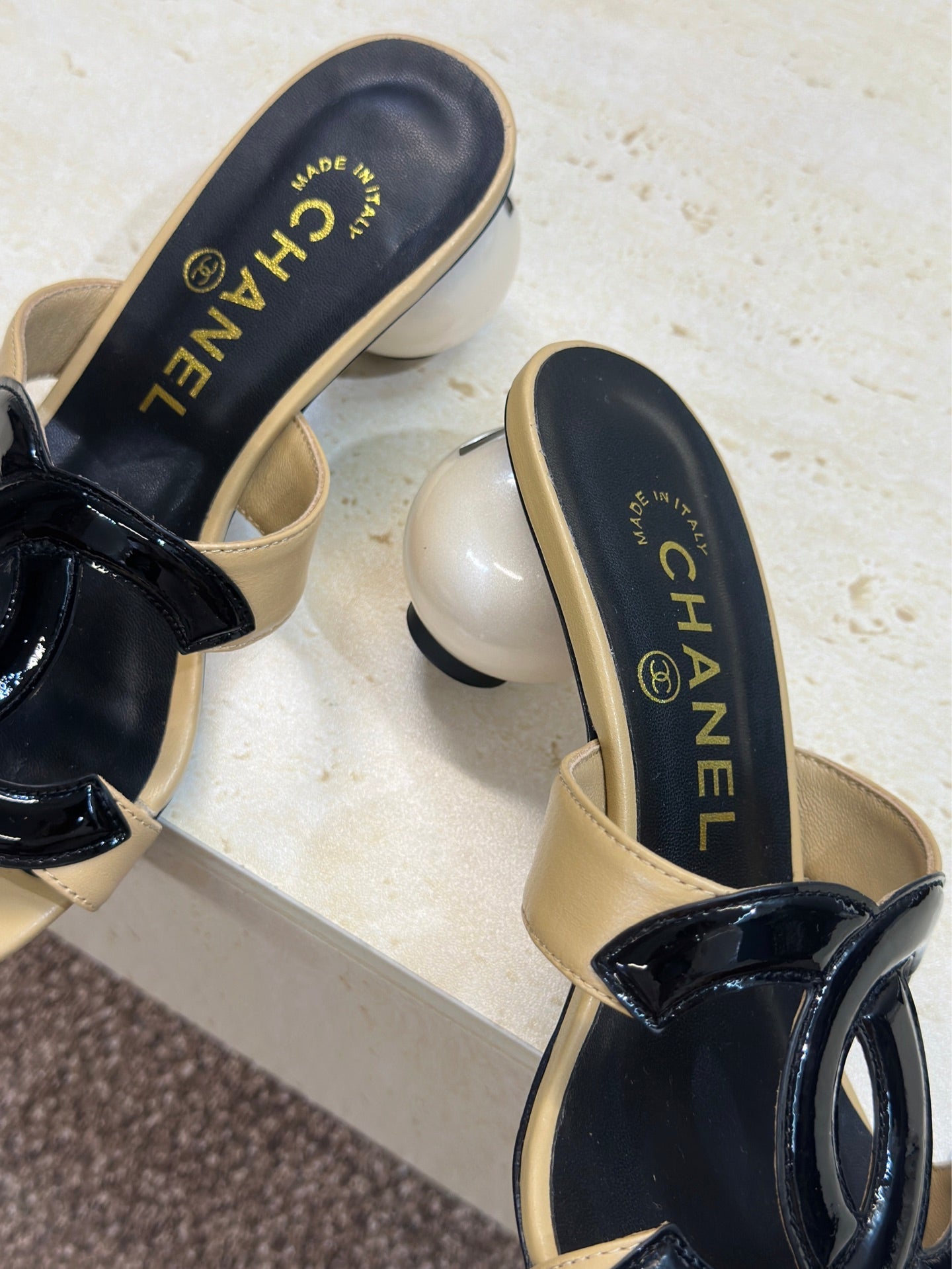 CC 26s Round Toe Open Toe Cutout Sandals 7cm Black Beige Leather Suede 761935