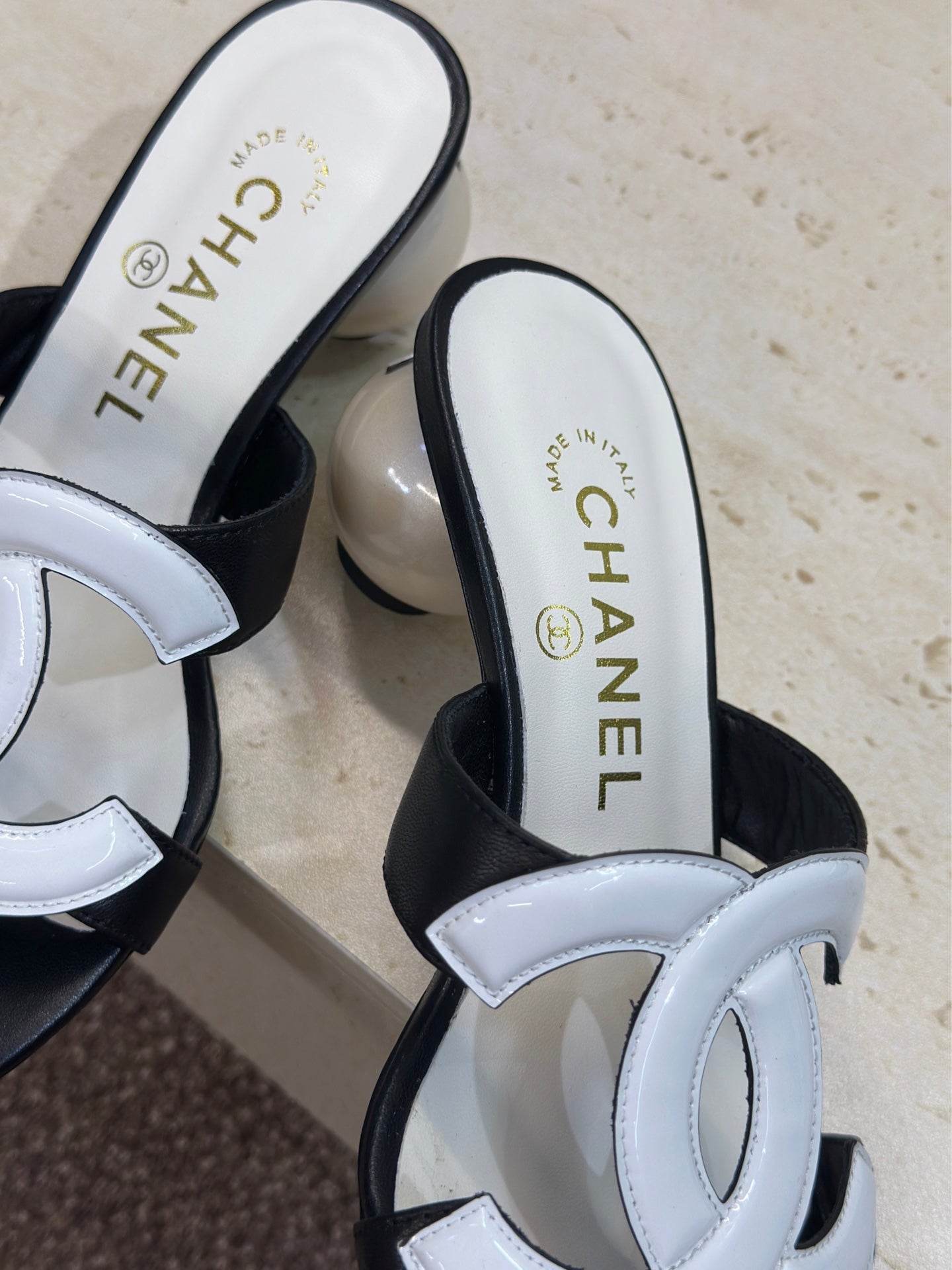 CC 26s Round Toe Open Toe Cutout Sandals 7cm Black White Leather Suede 761936