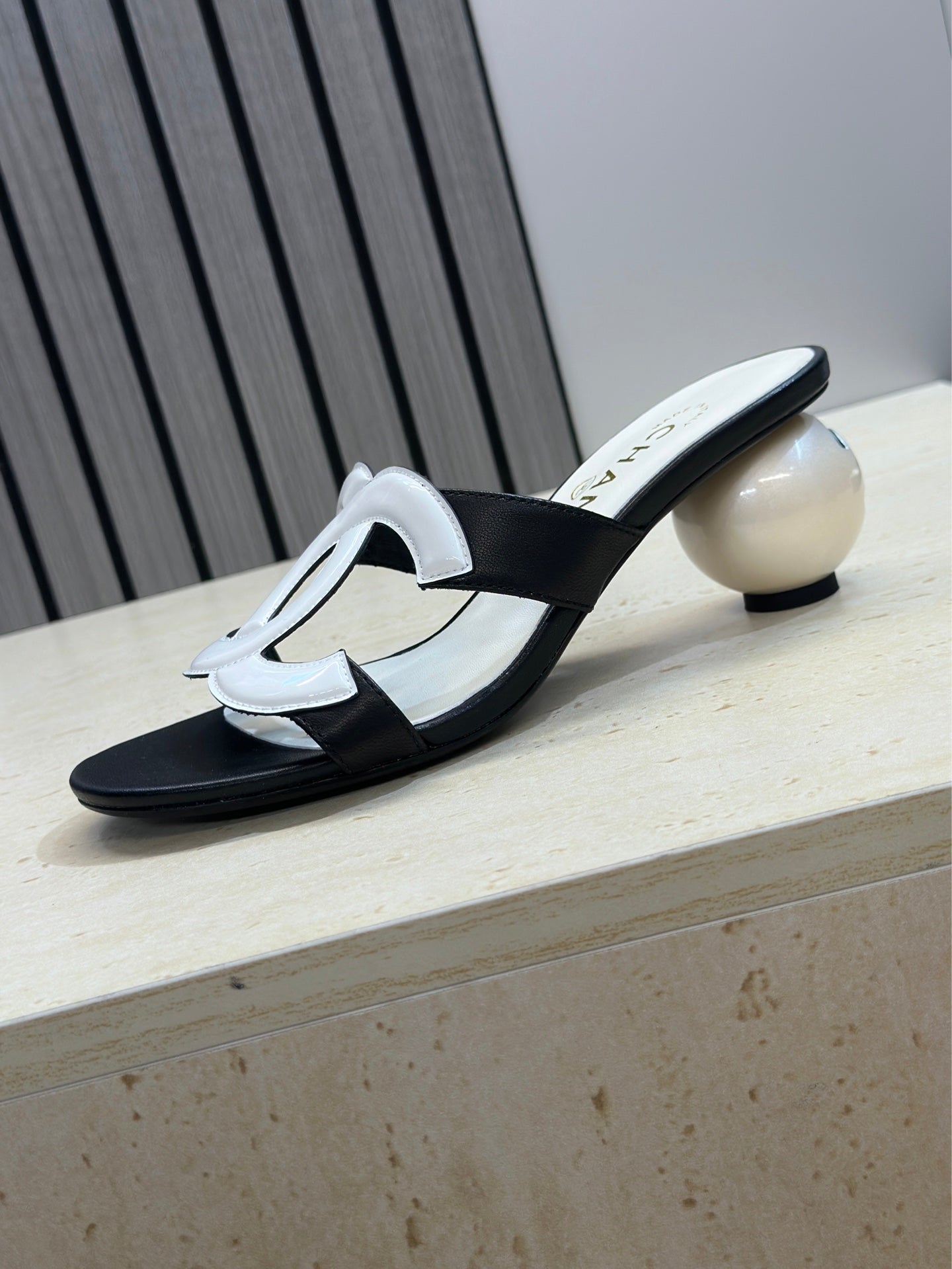 CC 26s Round Toe Open Toe Cutout Sandals 7cm Black White Leather Suede 761936