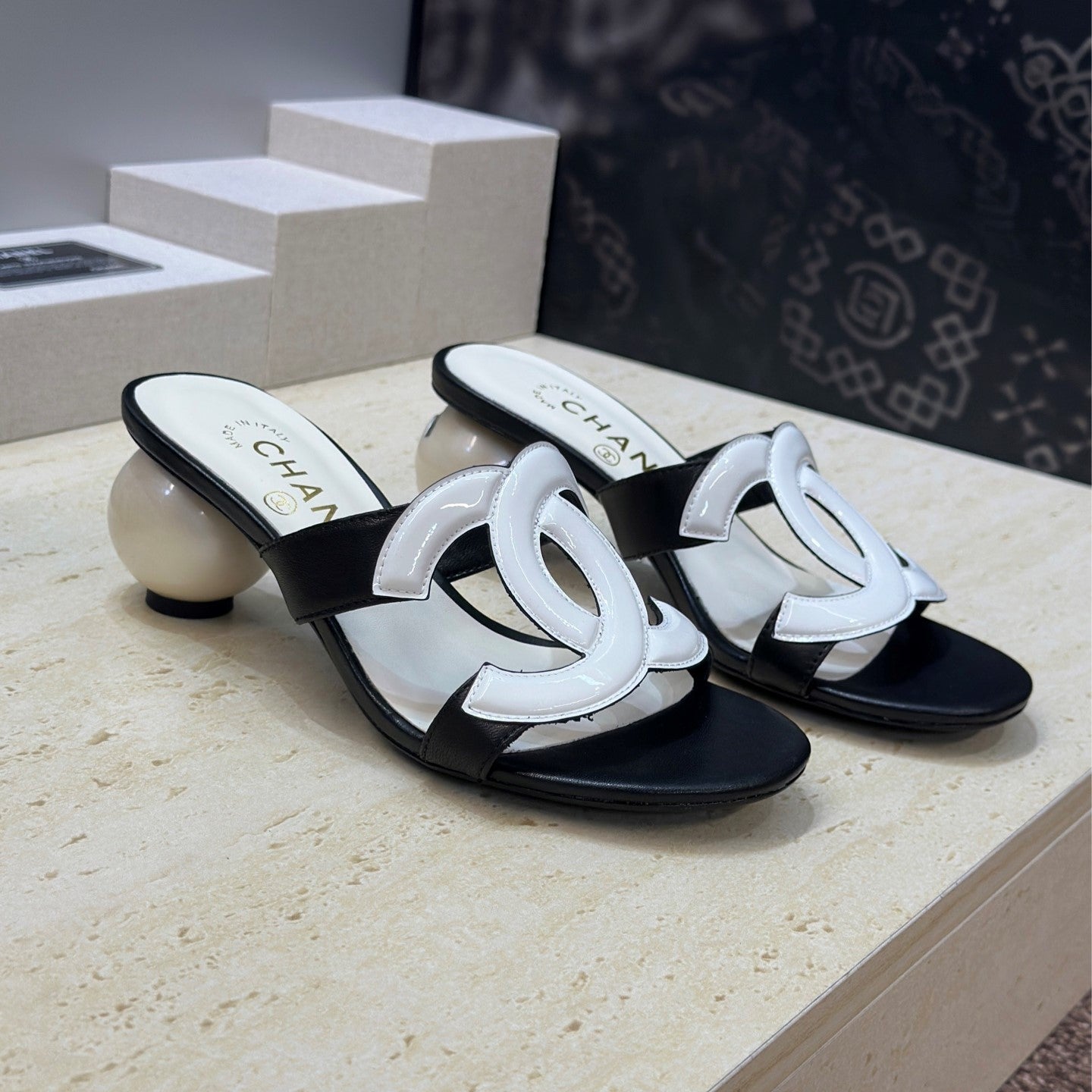 CC 26s Round Toe Open Toe Cutout Sandals 7cm Black White Leather Suede 761936
