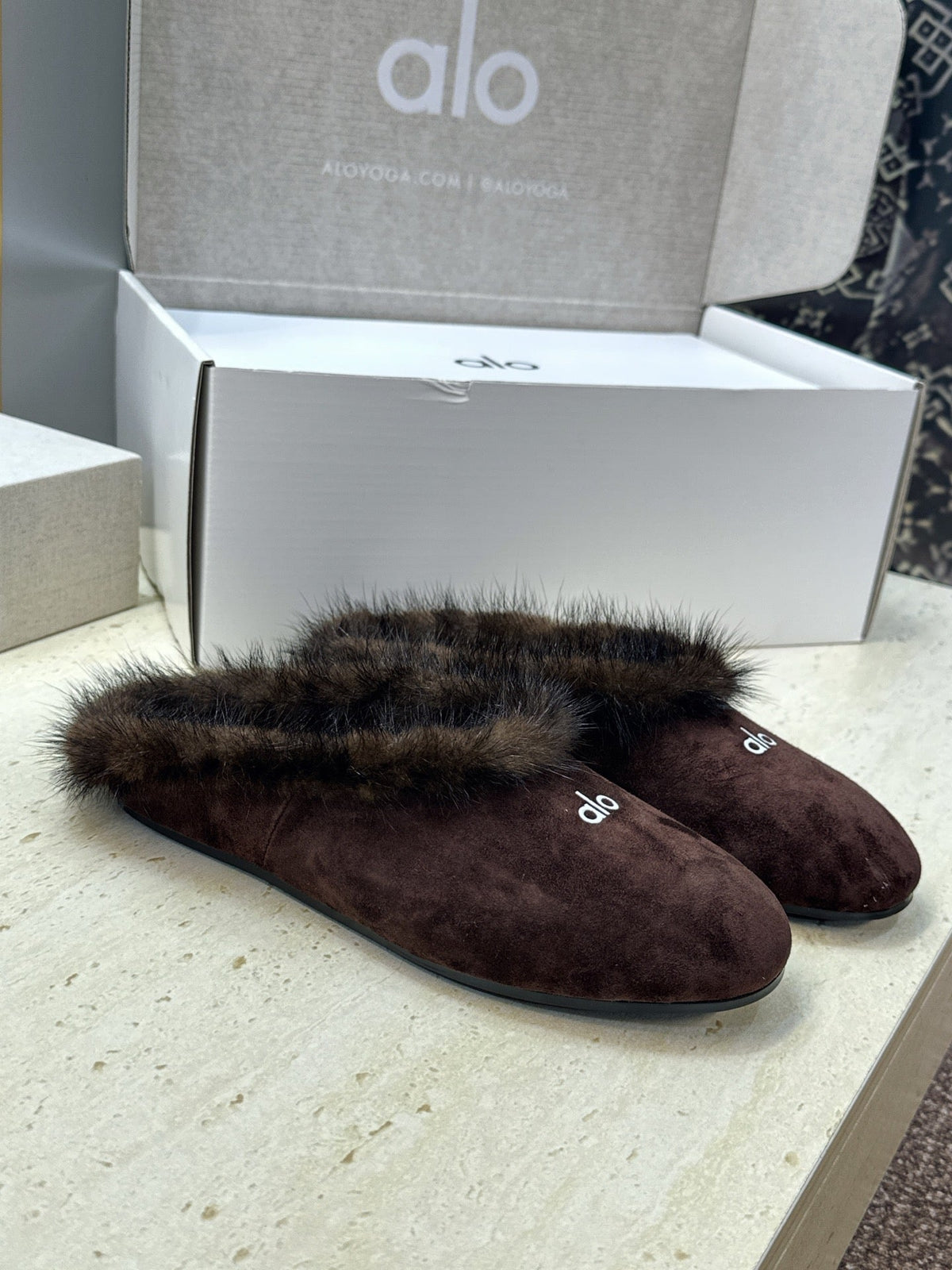 Alo Recovery Slipper Espresso Suede Fur 118874