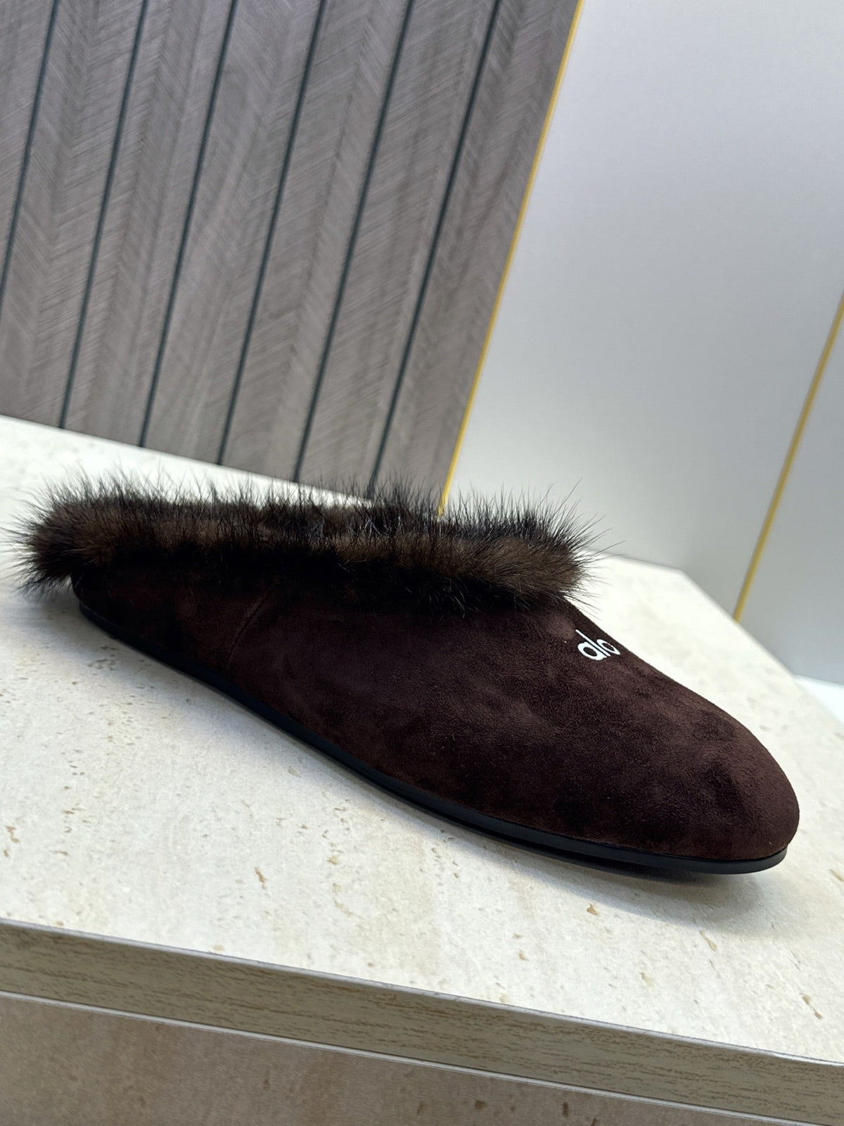Alo Recovery Slipper Espresso Suede Fur 118874