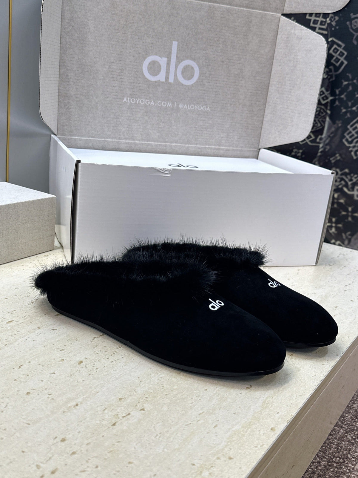 Alo Yoga Recovery Slipper Black Suede Fur 118875