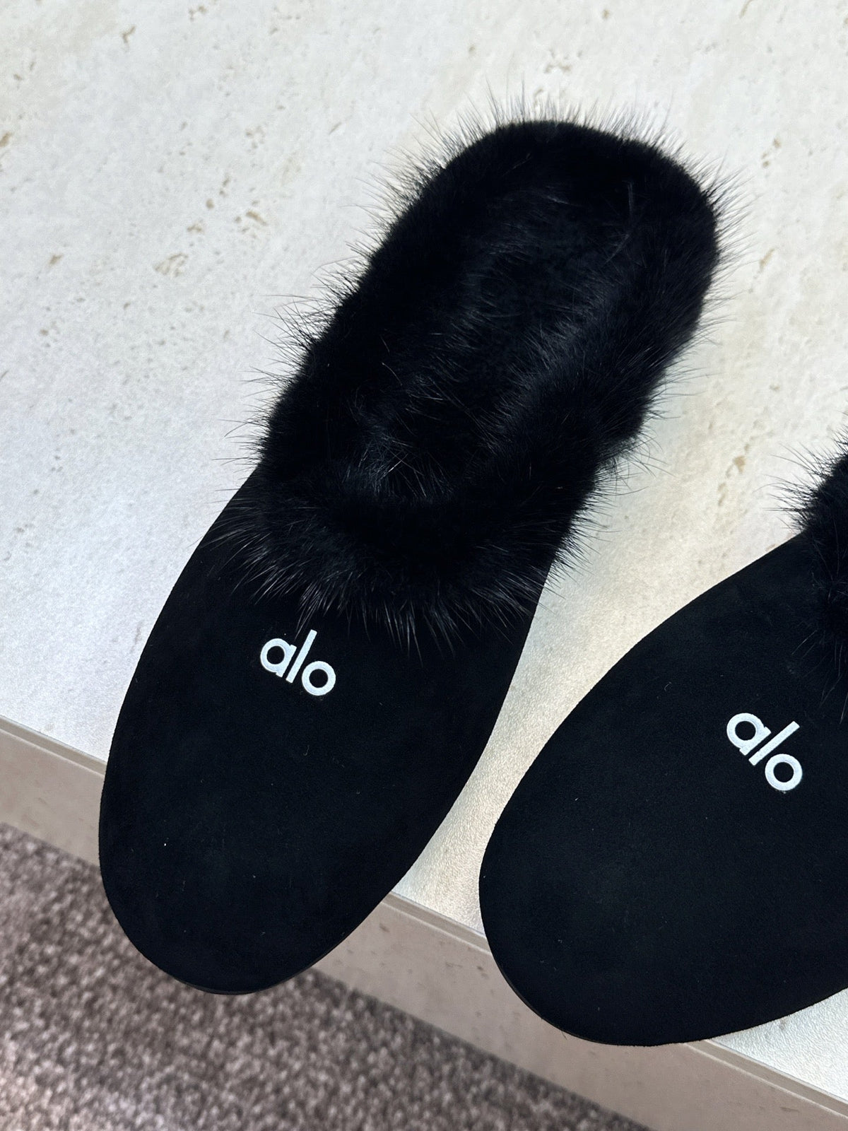 Alo Yoga Recovery Slipper Black Suede Fur 118875