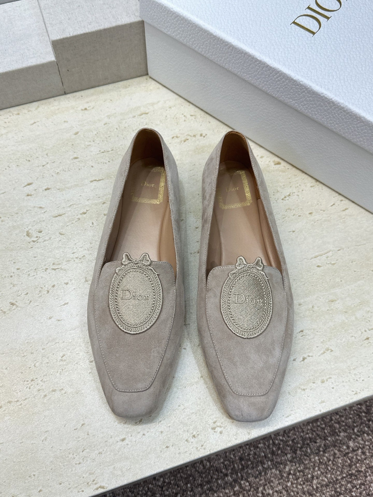 CD 26s Médaillon Loafers Light Taupe Suede 118455