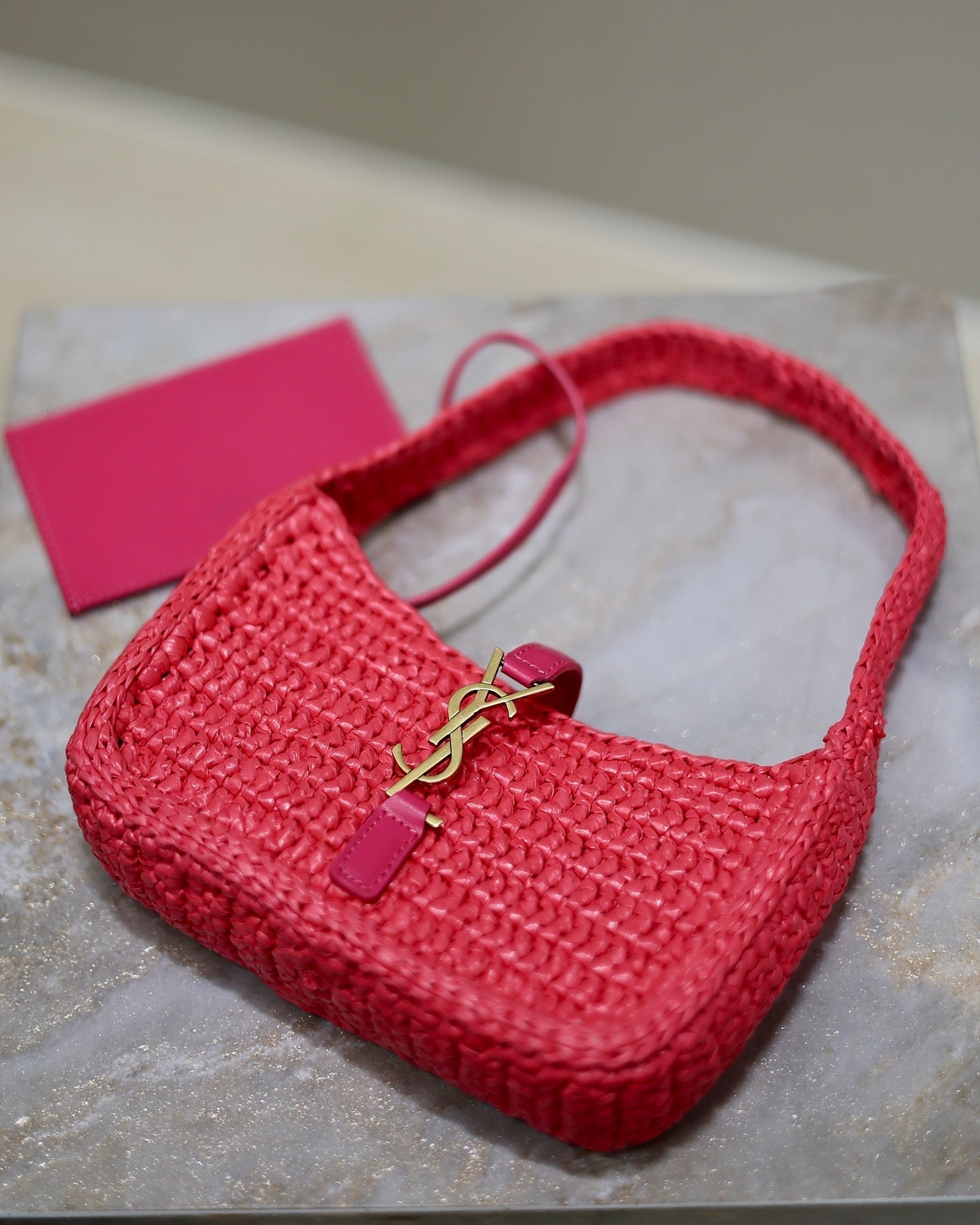 LE 5 À 7 BAG 19 IN MAGENTA PINK WOVEN RAFFIA