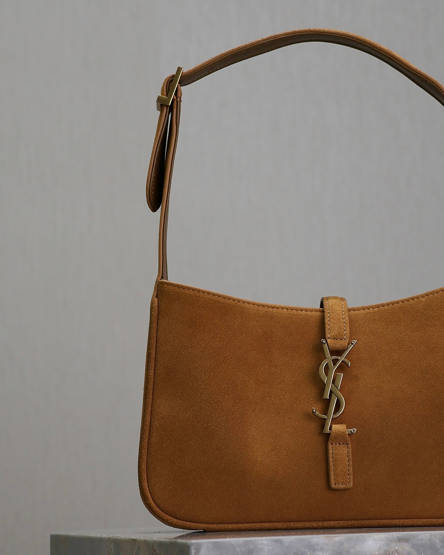 LE 5 À 7 BAG 25 IN BRONZE BROWN SUEDE COPPER LOGO