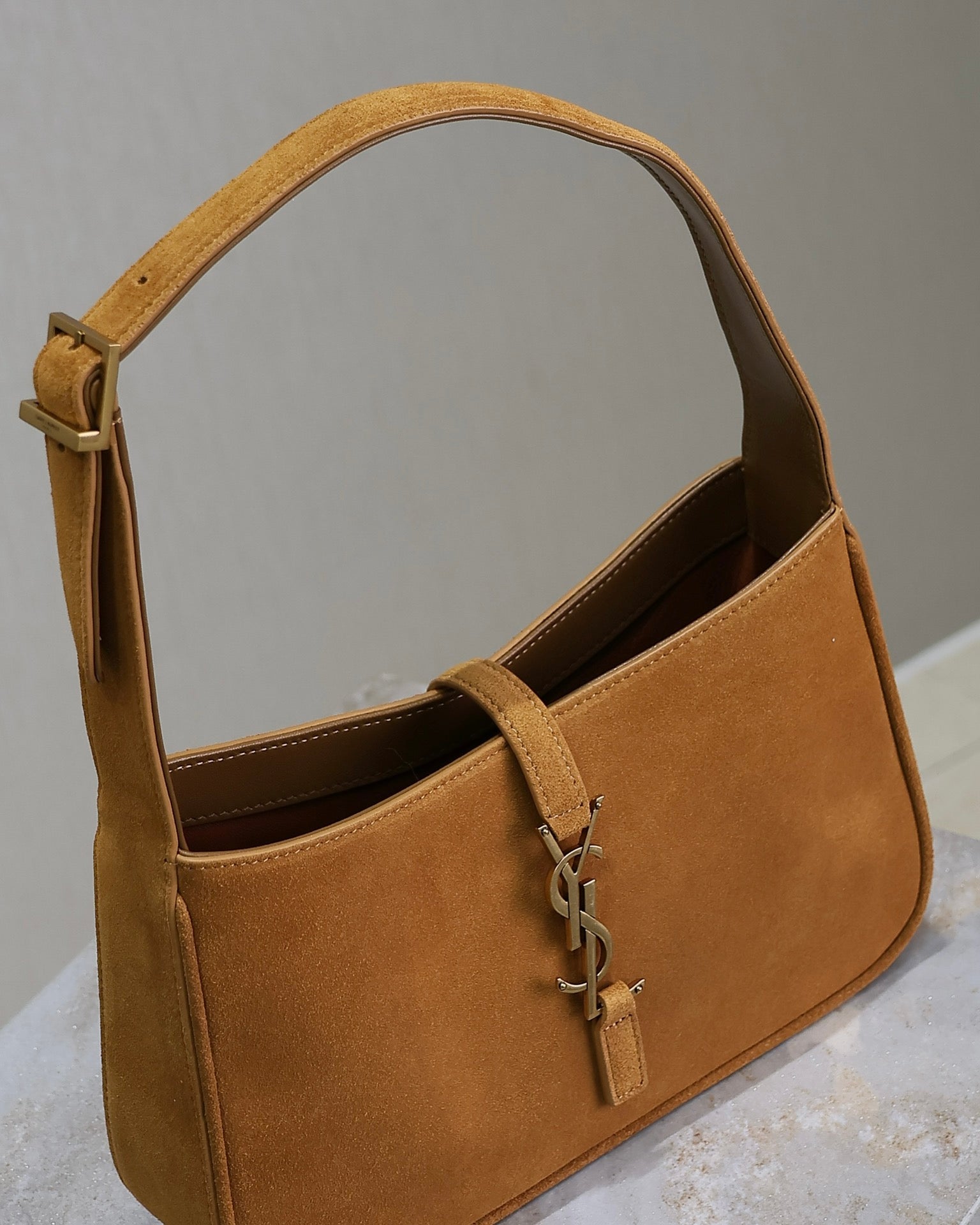 LE 5 À 7 BAG 25 IN BRONZE BROWN SUEDE COPPER LOGO