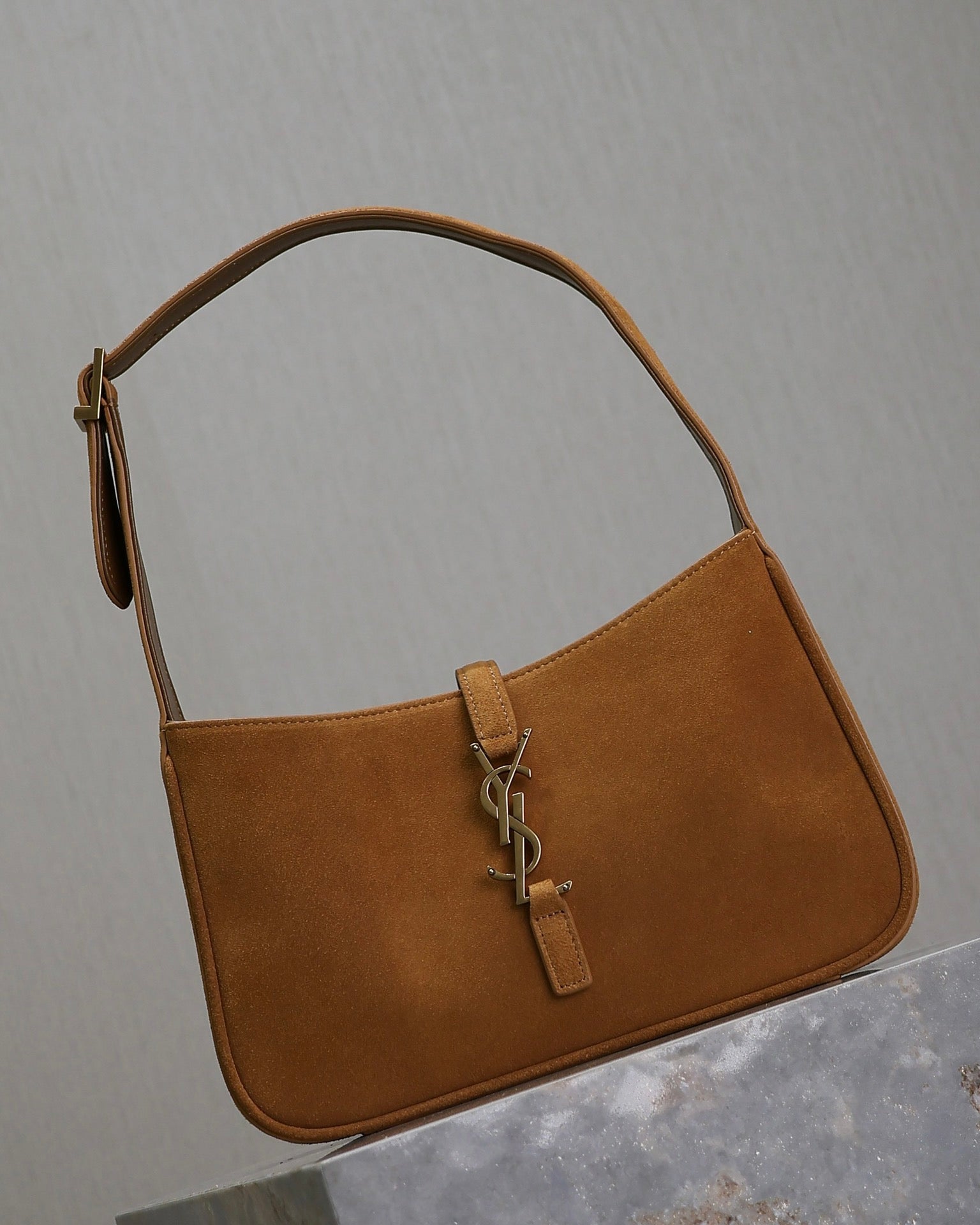 LE 5 À 7 BAG 25 IN BRONZE BROWN SUEDE COPPER LOGO
