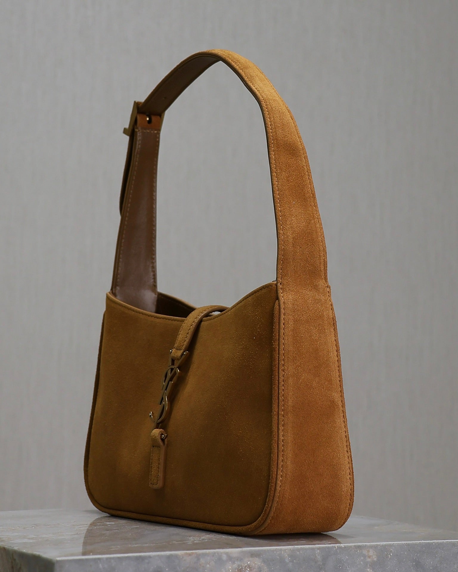 LE 5 À 7 BAG 25 IN BRONZE BROWN SUEDE COPPER LOGO
