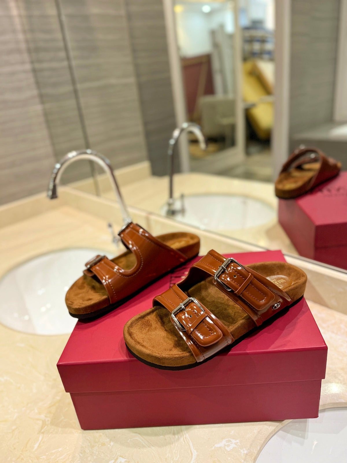 VT 26s Fussfriend Two Strap Sandals Brown Patent Leather Suede 985405