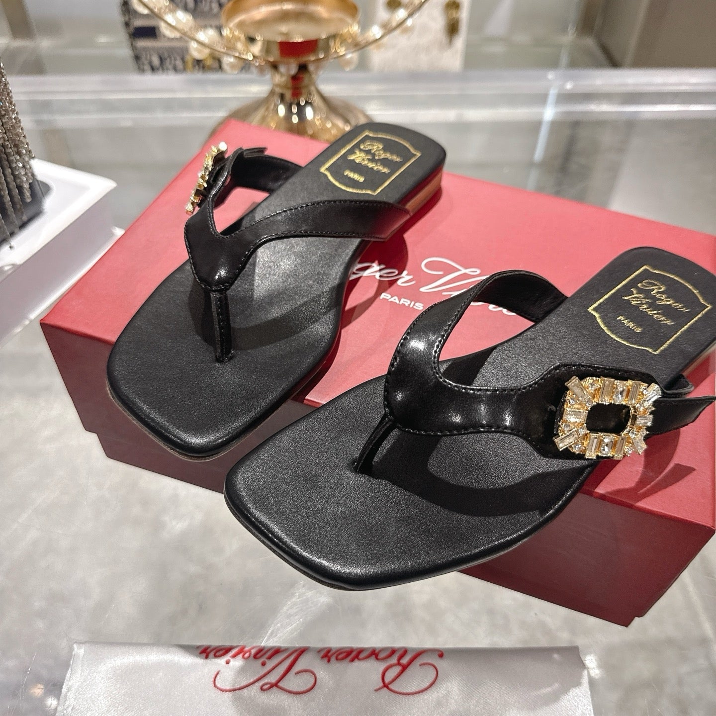Roger Vivier 26s Thong Black Cowhide 679815