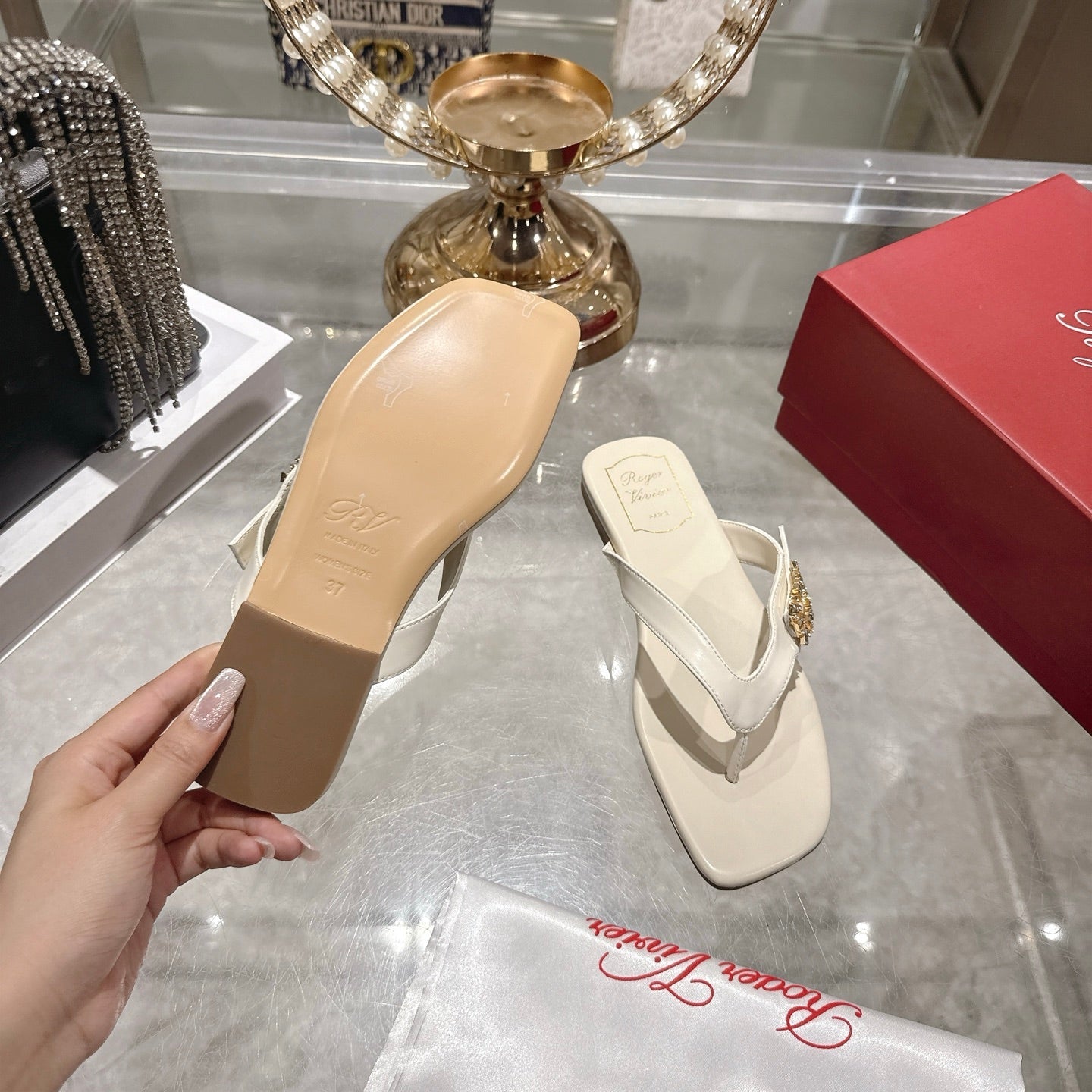 Roger Vivier 26s Thong White Cowhide 679816