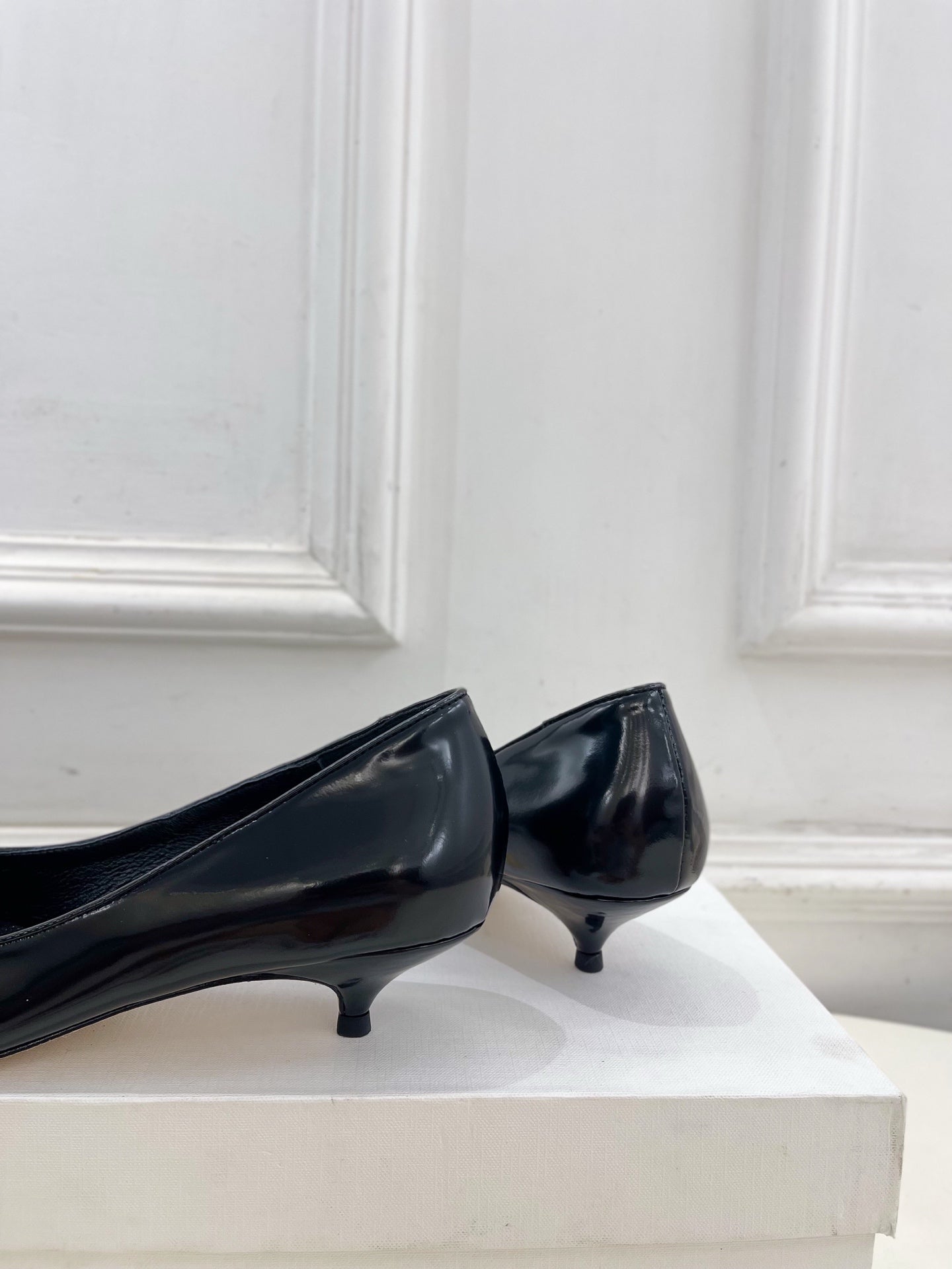 The Row 25ss TR Kitten heel Pointed Toe Shoes 35mm Black Sheepskin 425560