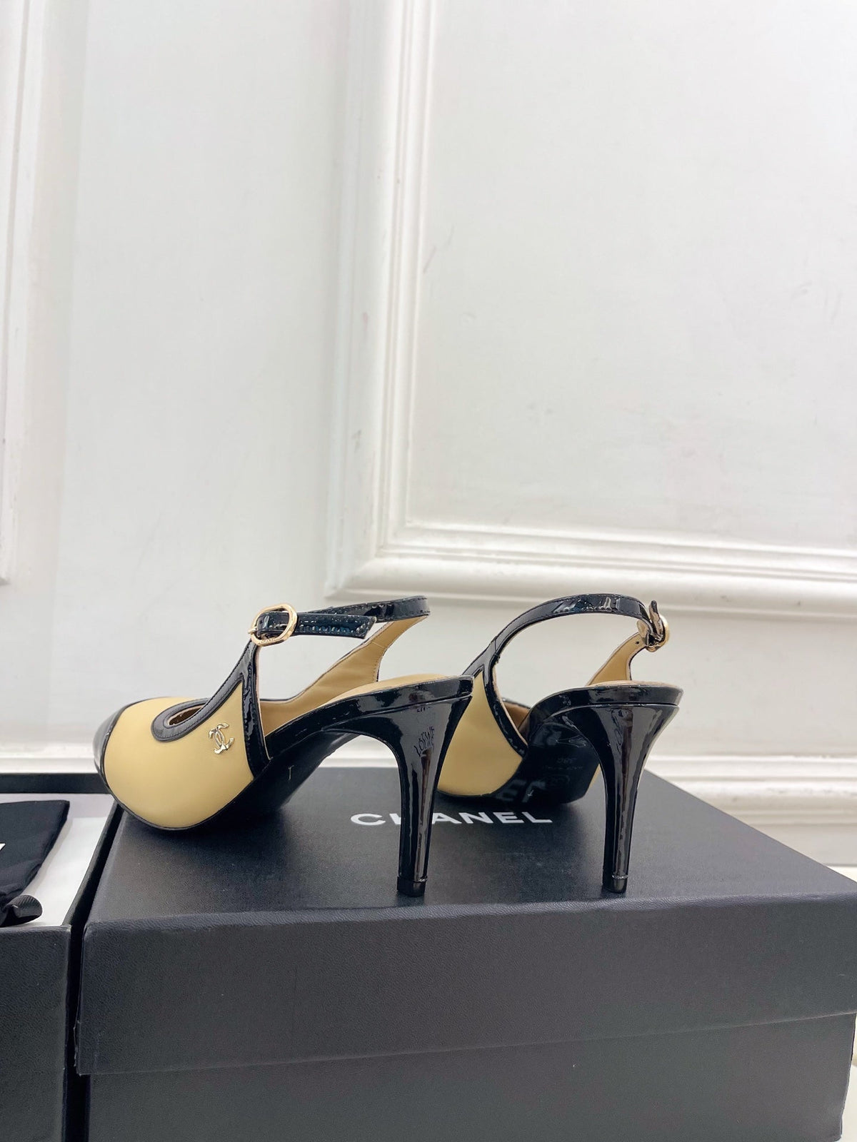 CC 26s Slingbacks Conic Heel 9cm Black Beige Leather 946884