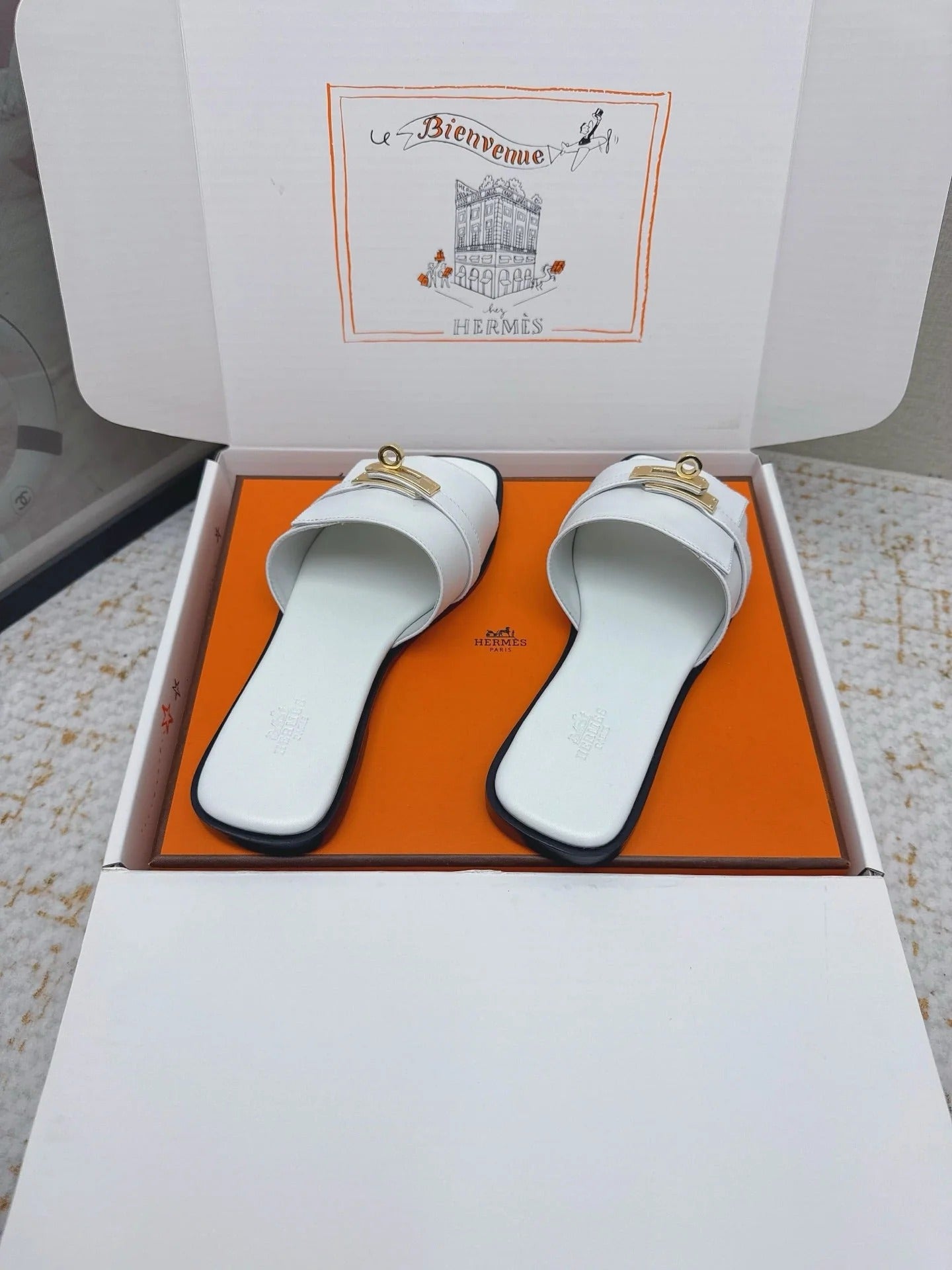 HM 26ss Oasis Sandals White Sheepskin Gold Buckle 625159