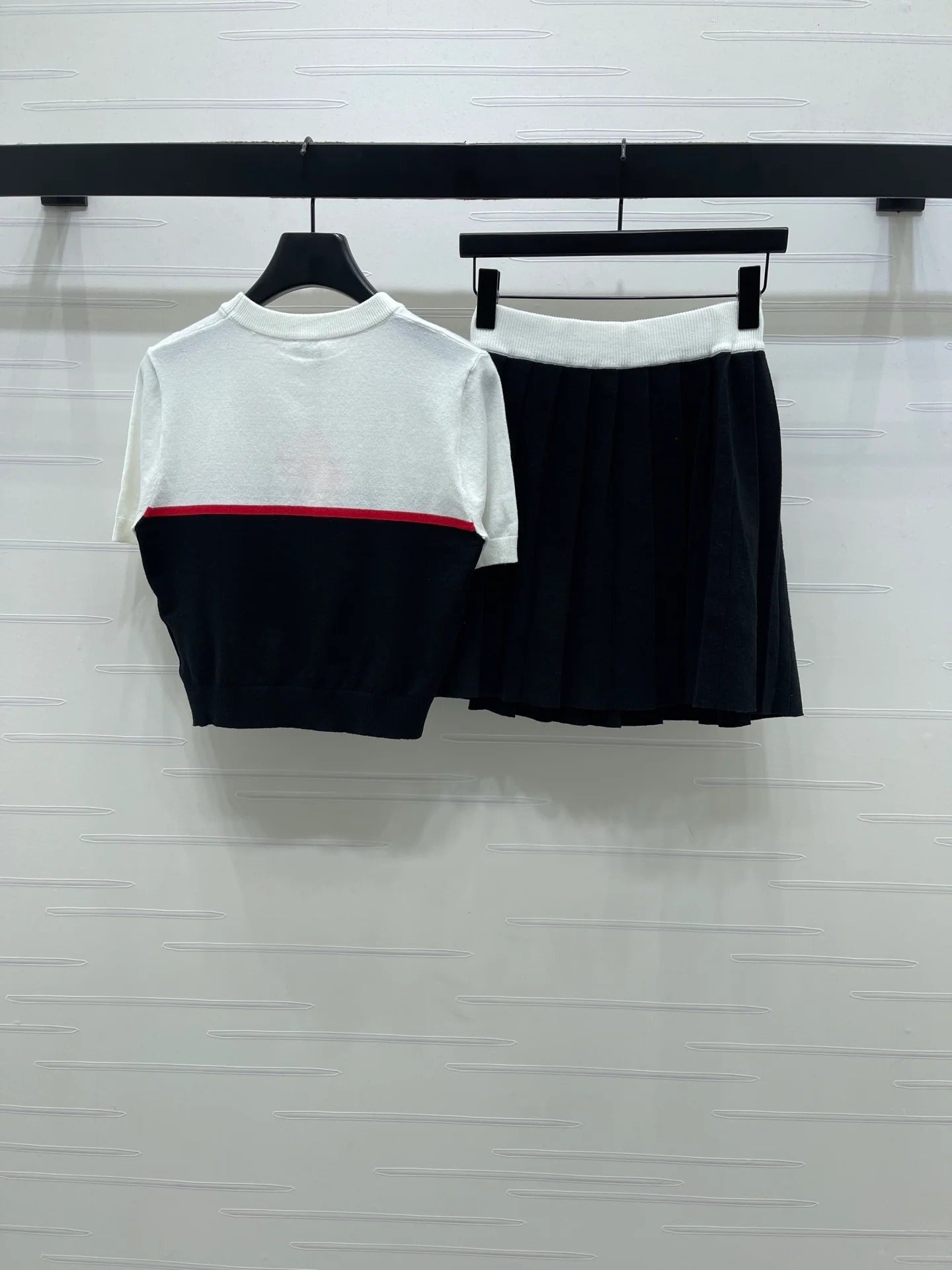 Miumiu 2026 Crew Neck Knit Short-sleeved Pleated Skirt Set Wool 352667