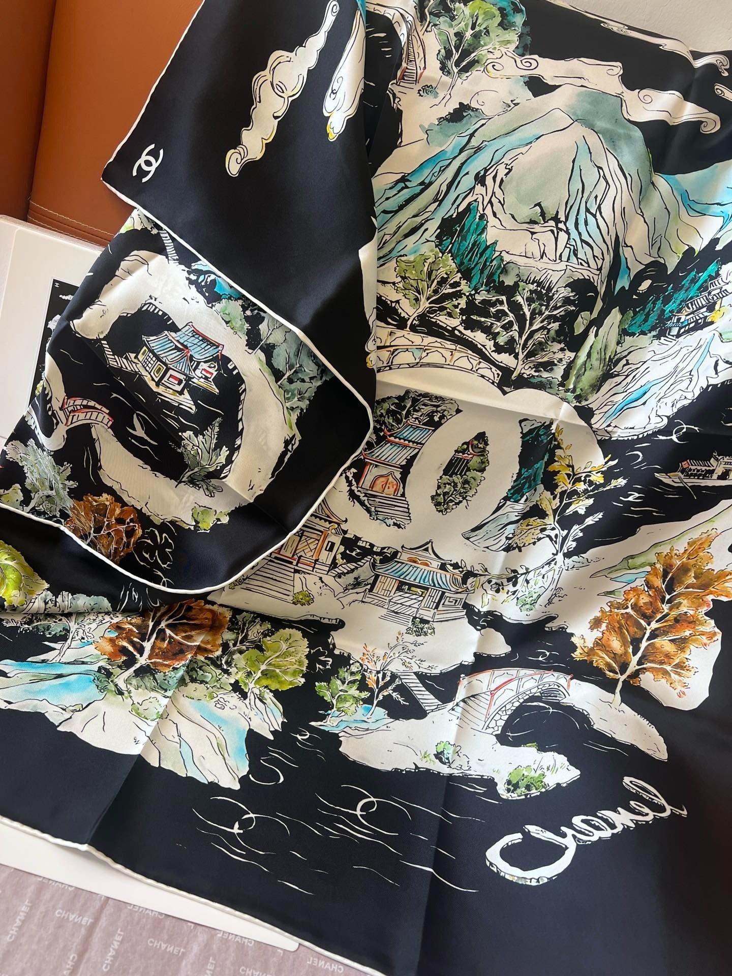 CHANEL 25S SCARF 90 IN SILK 715642
