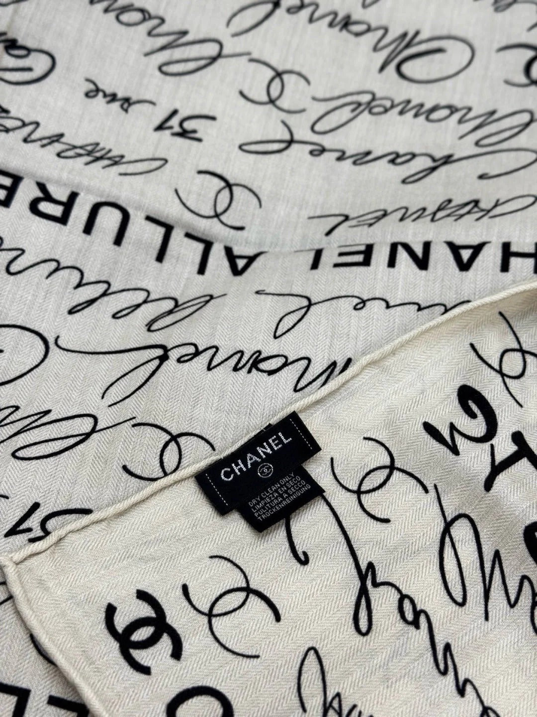 CHANEL 25S SCARF 135 CM IN CASHMERE SILK 943693