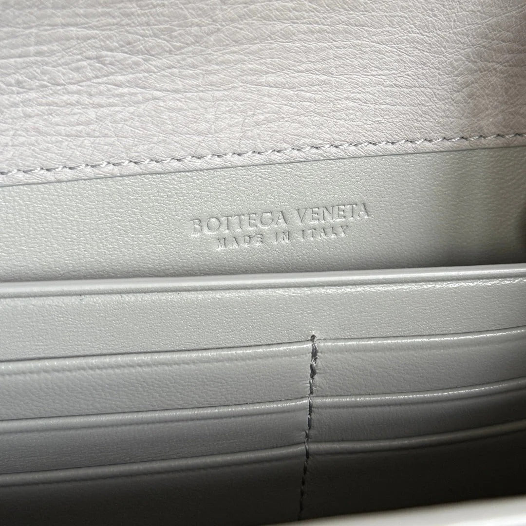 Bottega Veneta 2026 Andiamo Clutch 31cm Light Gray Ostrich Leather 136971
