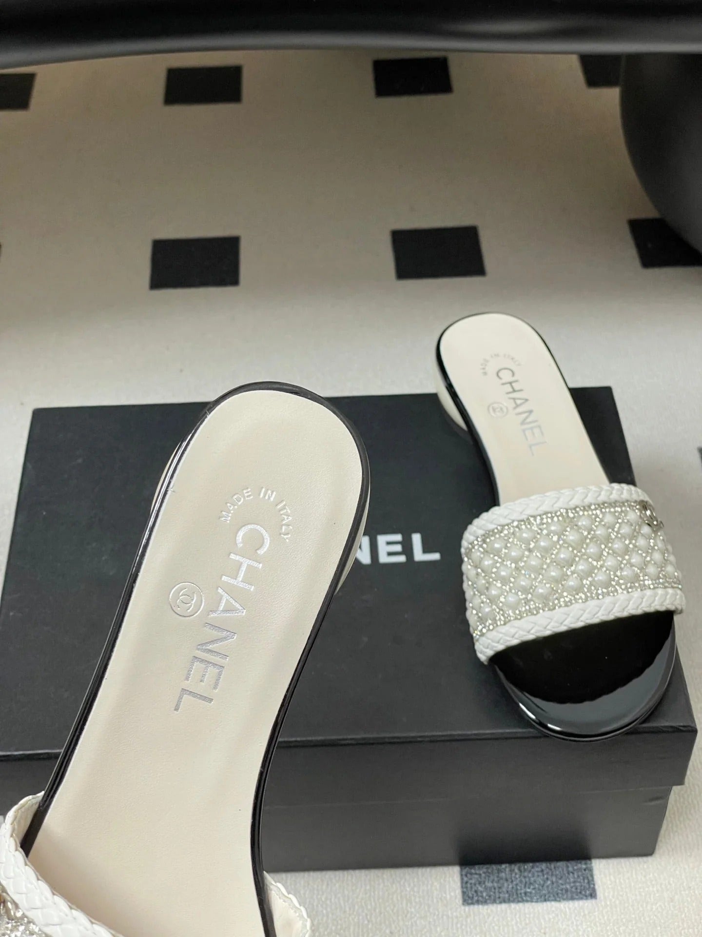 CC 26s Pearl Flat Sandals White Patent Leather 649542