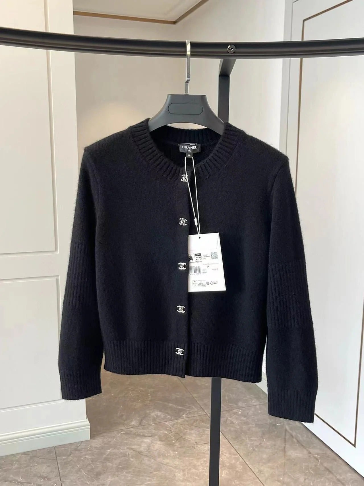 CC CLASSIC CARDIGAN IN BLACK WOOL CASHMERE