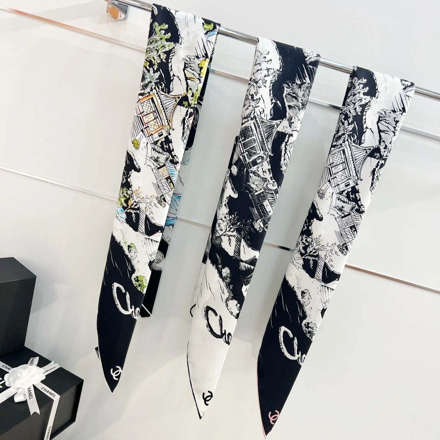 CHANEL 25S SCARF 90 IN SILK 735864