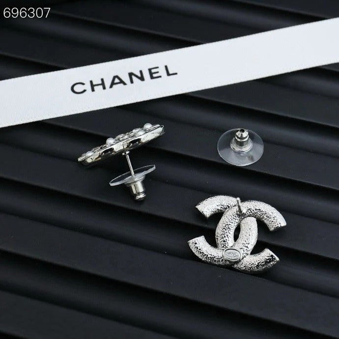 STUD EARRINGS IN SILVER METAL PEARLY WHITE AND CRYSTAL
